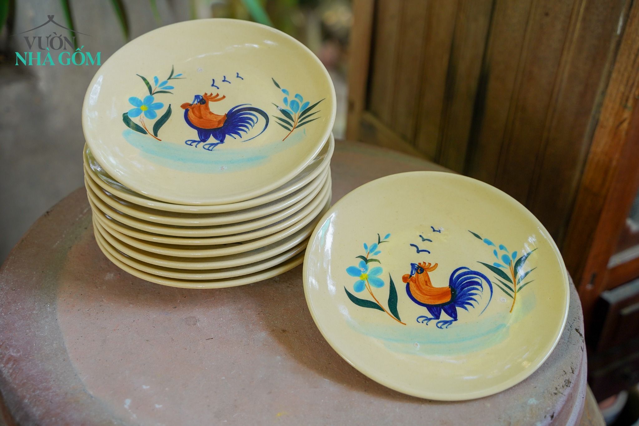 Dĩa dẹt vẽ gà, không viền, hoa xanh - Gốm Lái Thiêu Nam Bộ, R20 x C2 cm- SP002122