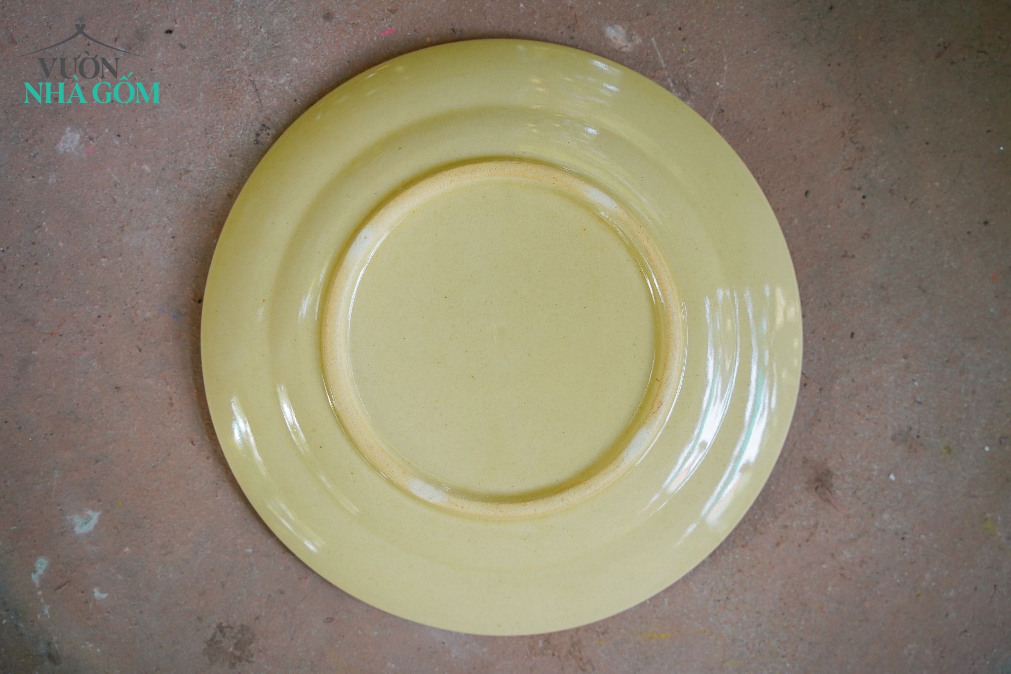Dĩa dẹt vẽ gà, không viền, hoa xanh - Gốm Lái Thiêu Nam Bộ, R20 x C2 cm- SP002122