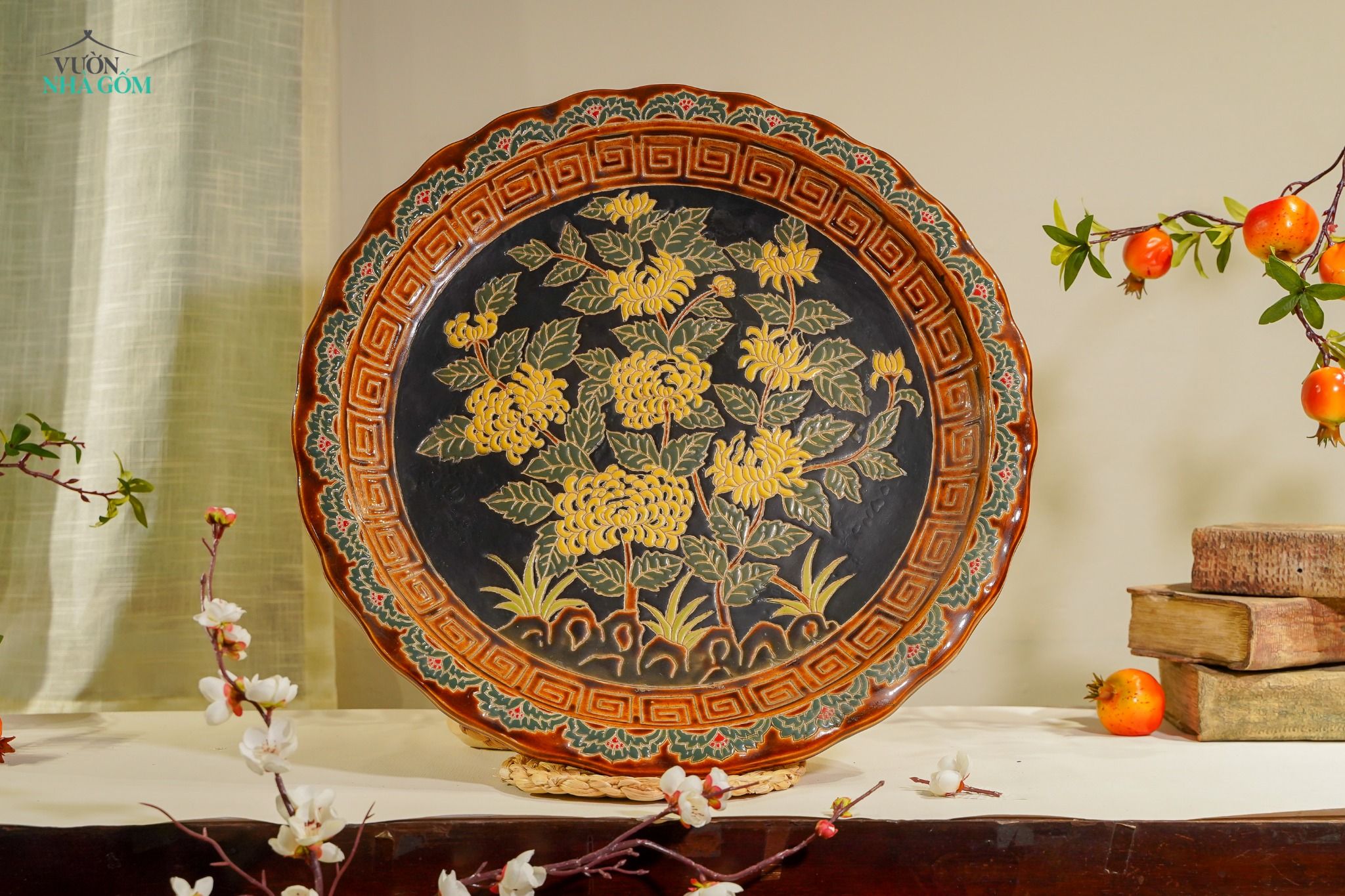 Dĩa gốm mỹ nghệ đề tài Hoa Cúc, gốm thủ công Nam Bộ, D52 cm