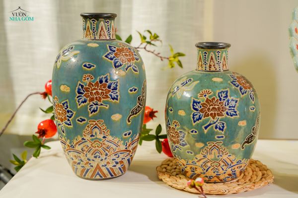  Bộ 2 bình vuốt tay khắc thủ công hoa văn Cổ Phục Việt, men xanh đồng, gốm Thủ Biên 