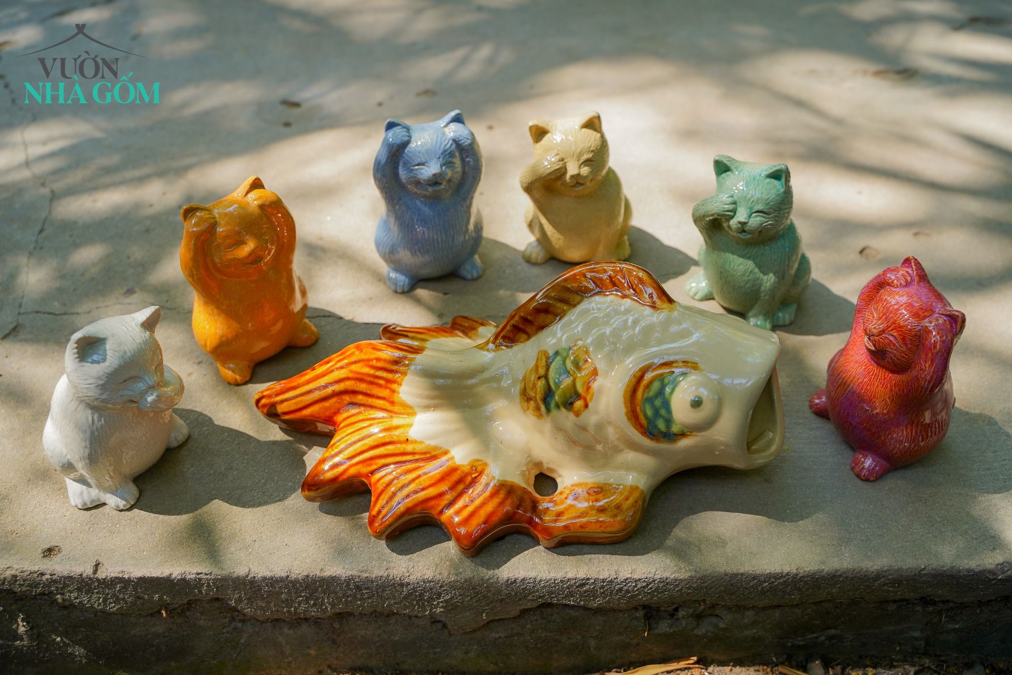Bộ tượng Mèo Tam Không vui vẻ, màu đỏ - xanh lá - trắng, xưởng Thủ Biên, C11cm x R7cm- SP002208