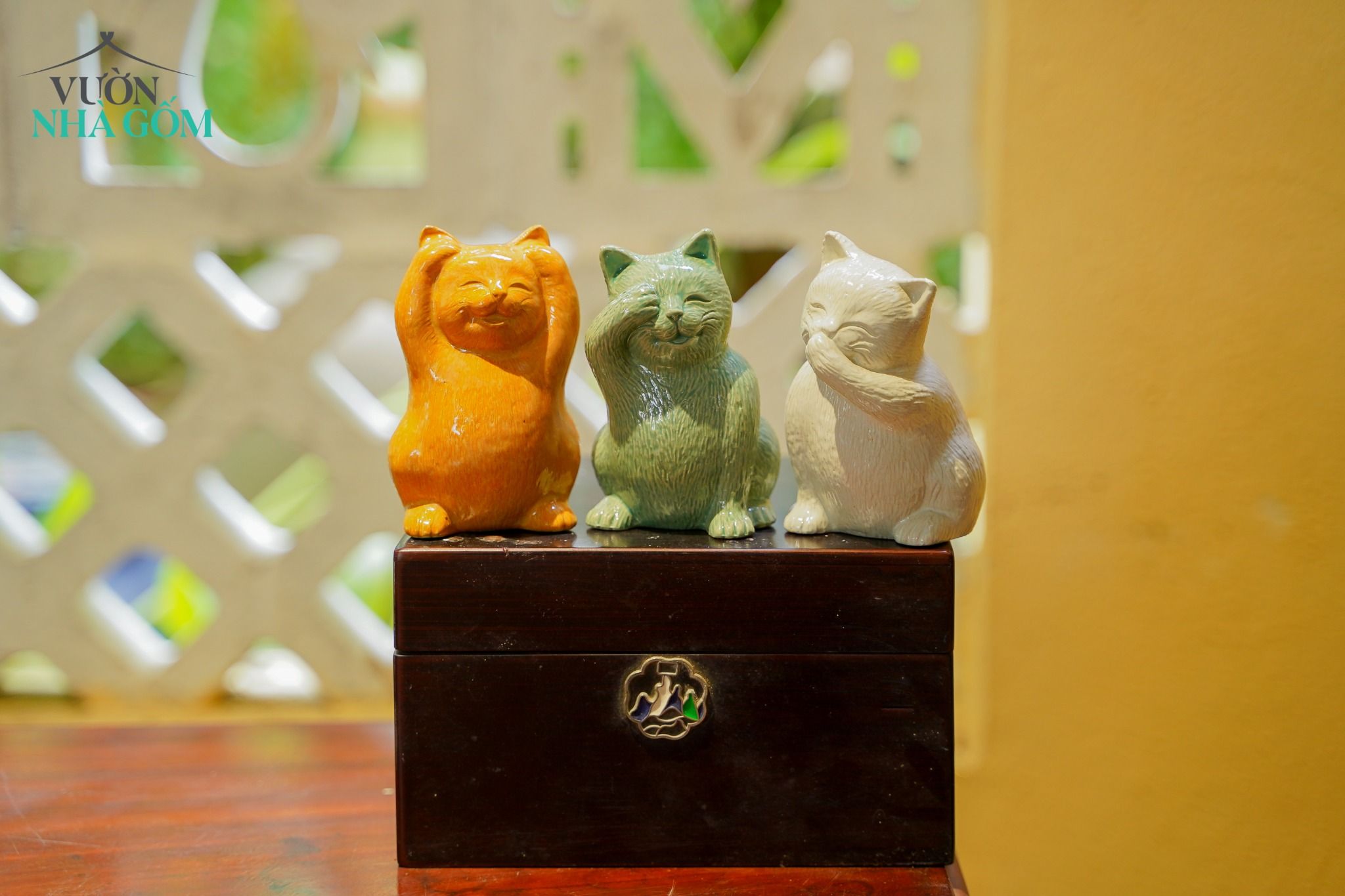 Bộ tượng Mèo Tam Không vui vẻ, cam - xanh lá - trắng, xưởng Thủ Biên, C11cm x R7cm