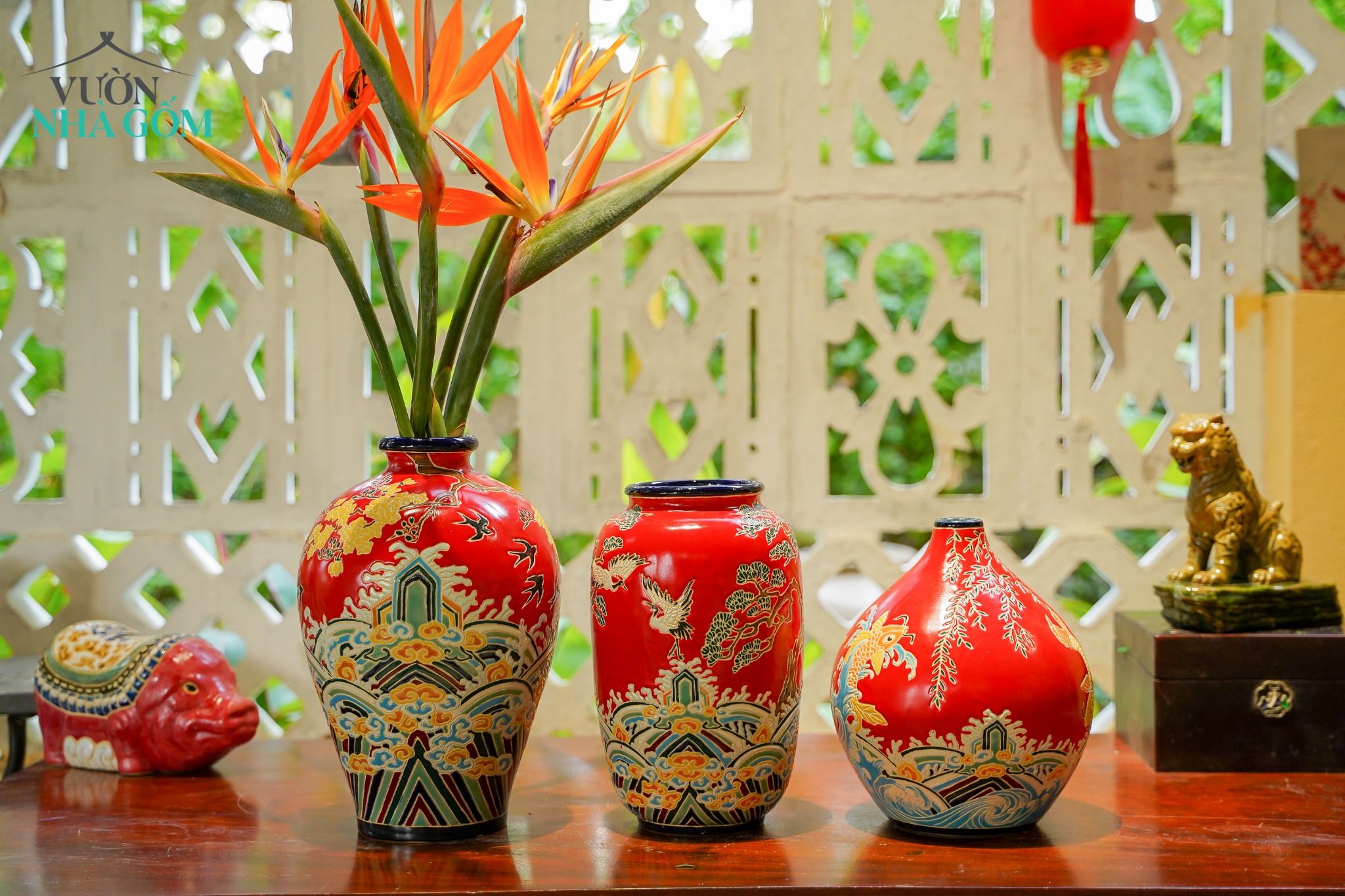 Bình cổ phục Việt tranh khắc Mai Điểu, Gốm Thủ Biên, (C31xM7) cm