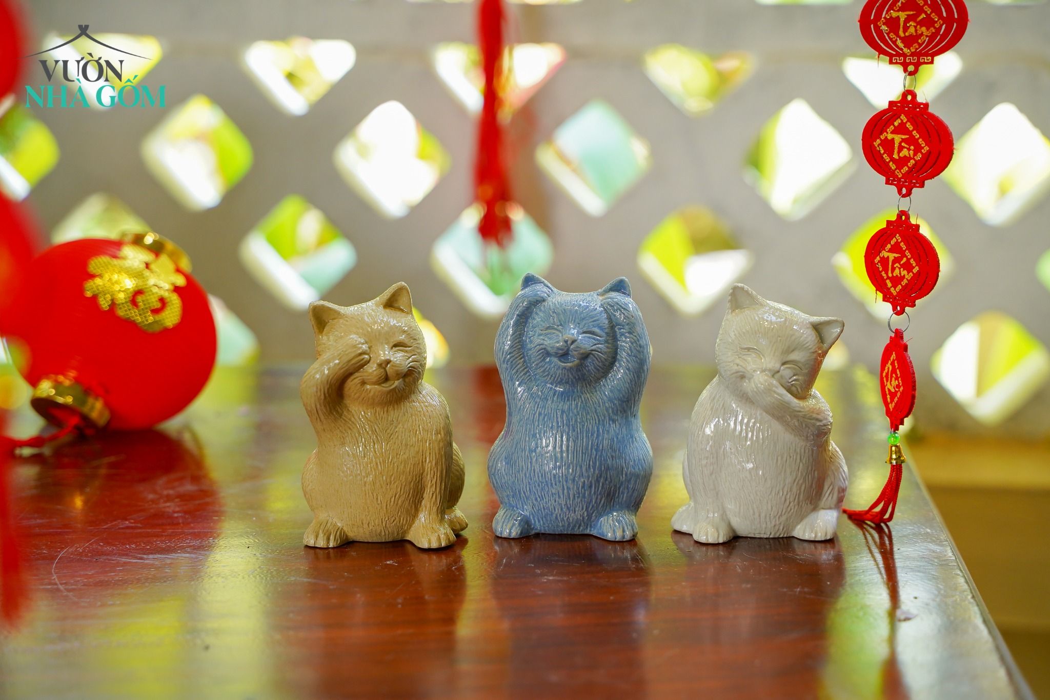  Bộ tượng Mèo Tam Không vui vẻ, 3 màu mocha - xanh dương - trắng, Gốm Thủ Biên, C11cm x R7cm 