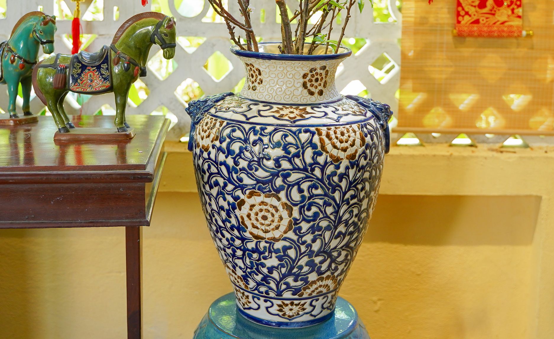 Ché khắc thủ công họa tiết dây lá, dây xanh cobalt nền trắng, gốm mỹ nghệ Nam bộ, C50cm