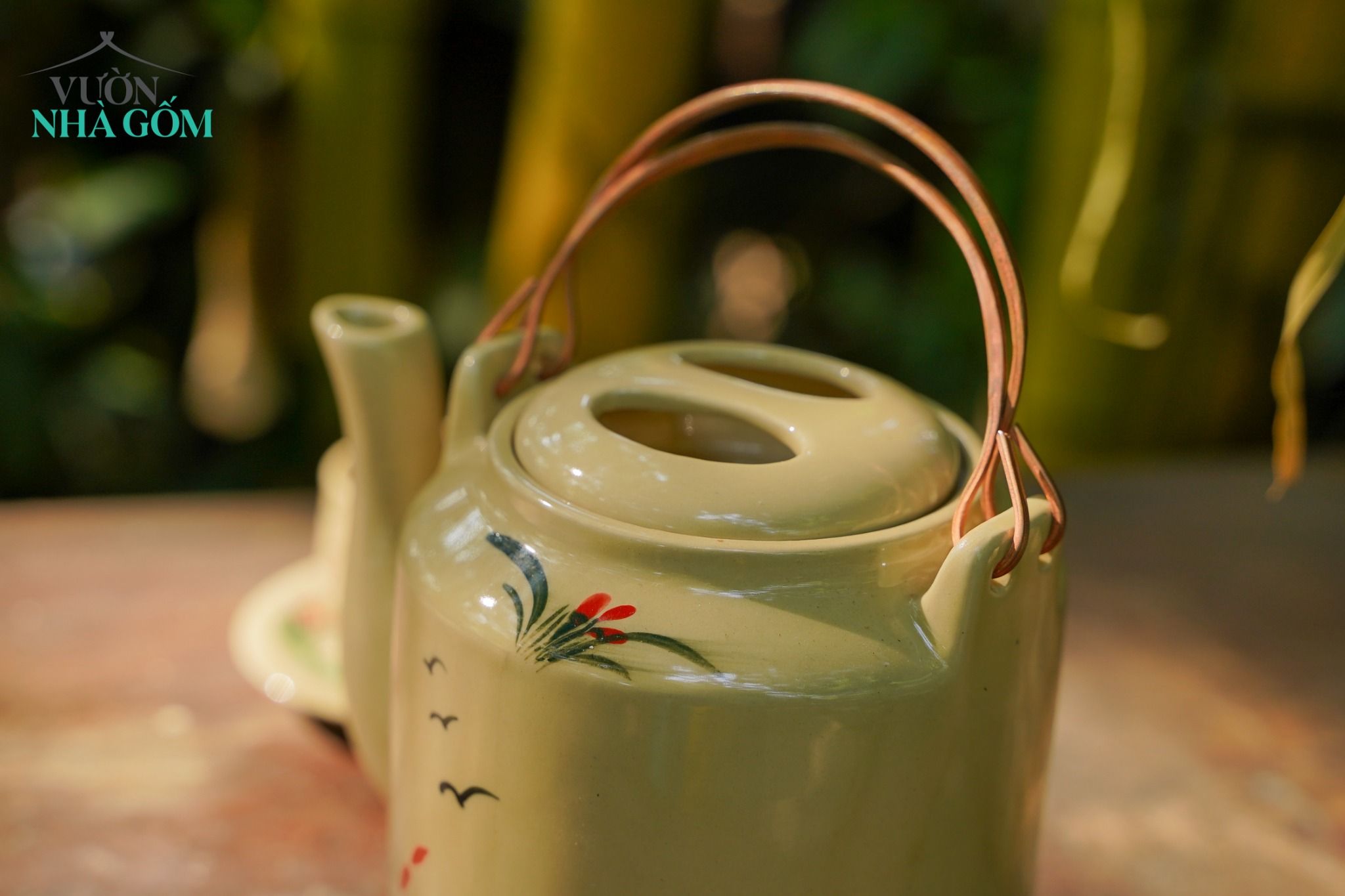 Bộ bình trà vẽ gà trống, họa tiết dân gian vẽ thủ công, gốm Thủ Biên thực hiện bởi Cô Yến