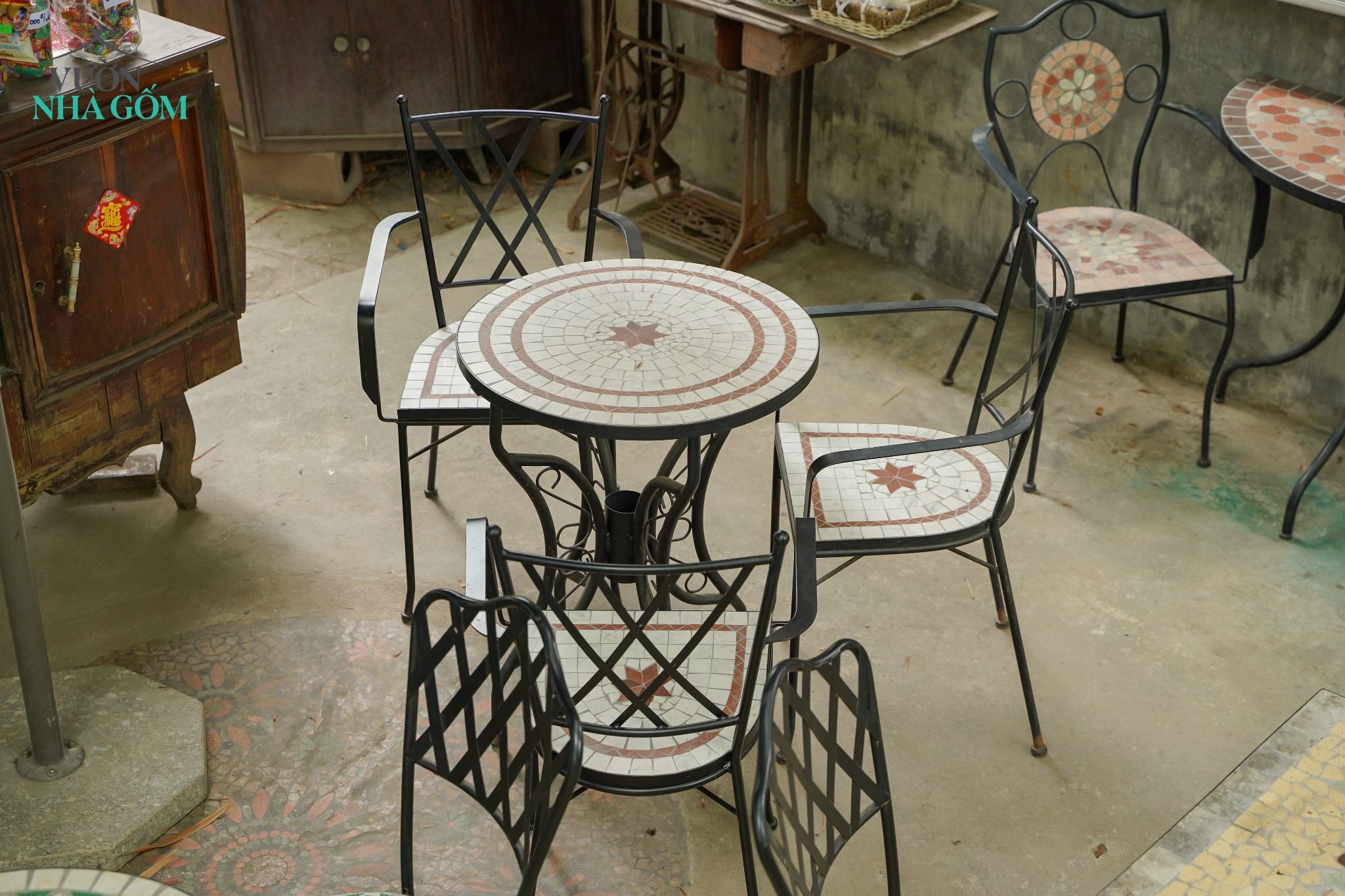Mosaic hiện đại, bộ bàn ghế ghép gốm họa tiết trắng nâu, D60cm
