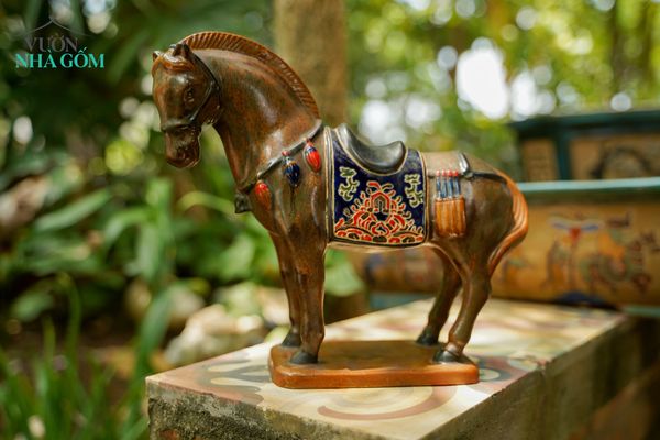  Ngựa gốm vàng mật nghệ, khắc thủ công hoa văn Cổ phục Việt, gốm Thủ Biên, C17 x R25cm 