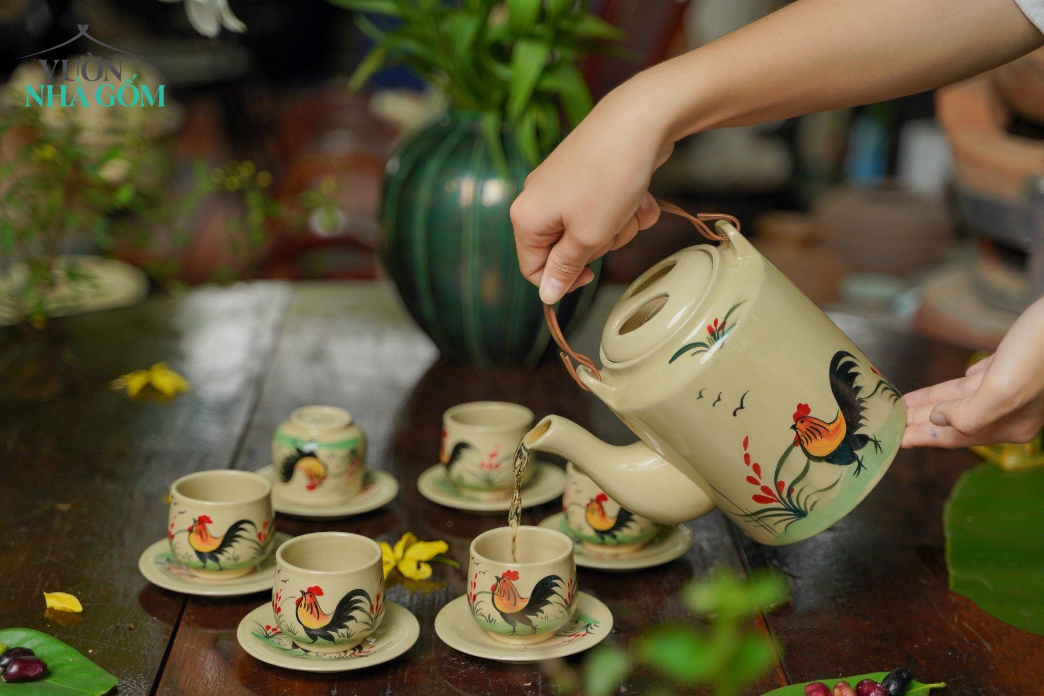 Bộ bình trà vẽ gà trống, họa tiết dân gian vẽ thủ công, gốm Thủ Biên thực hiện bởi Cô Yến