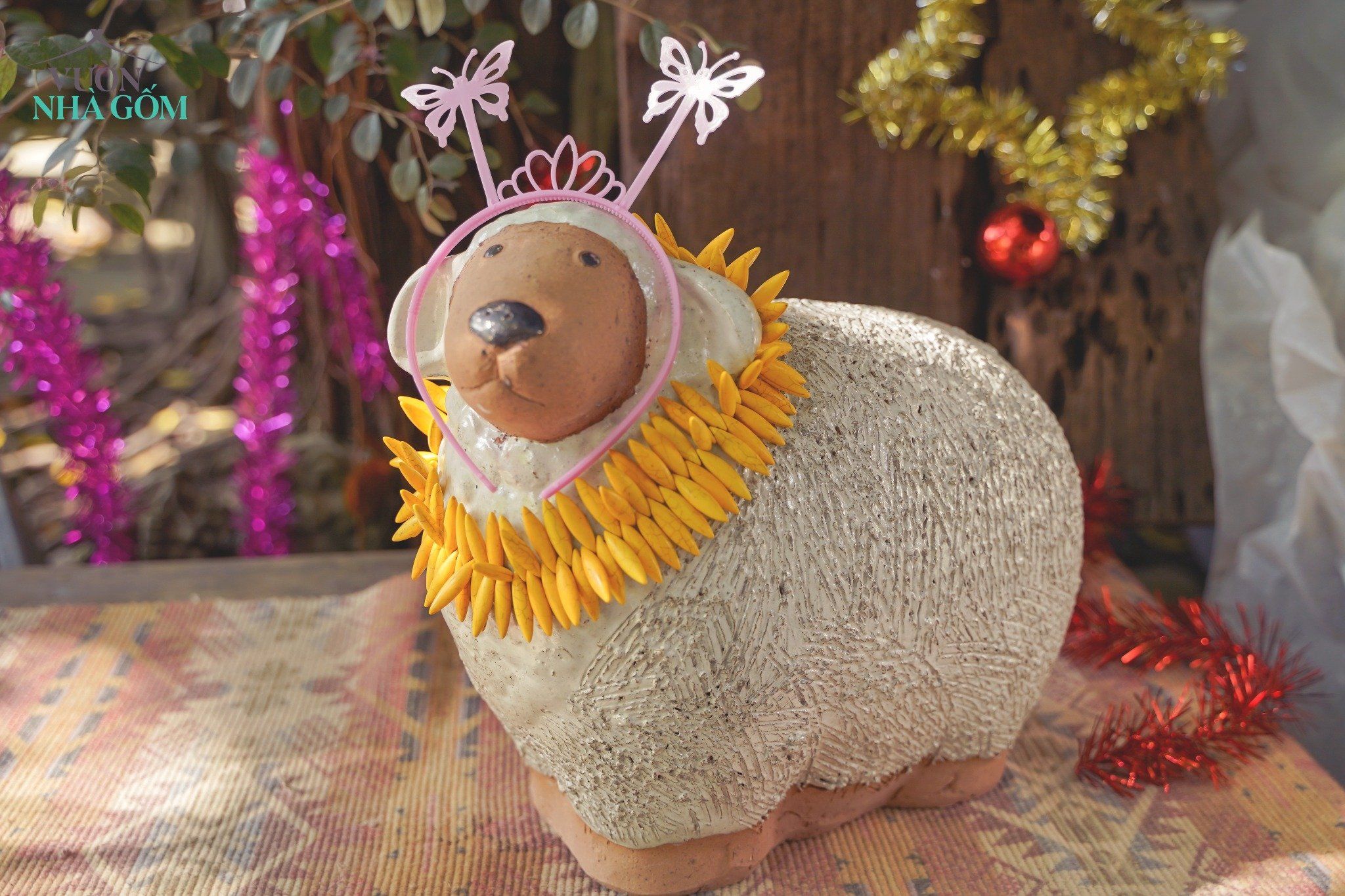 Cừu mặt đen nghiêng đầu size lớn, gốm trang trí Noel và sân vườn, D35xC30 (cm)