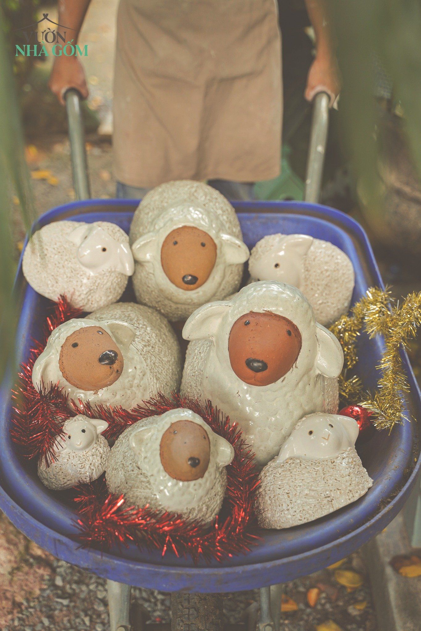 Cừu mặt đen nghiêng đầu size lớn, gốm trang trí Noel và sân vườn, D35xC30 (cm)