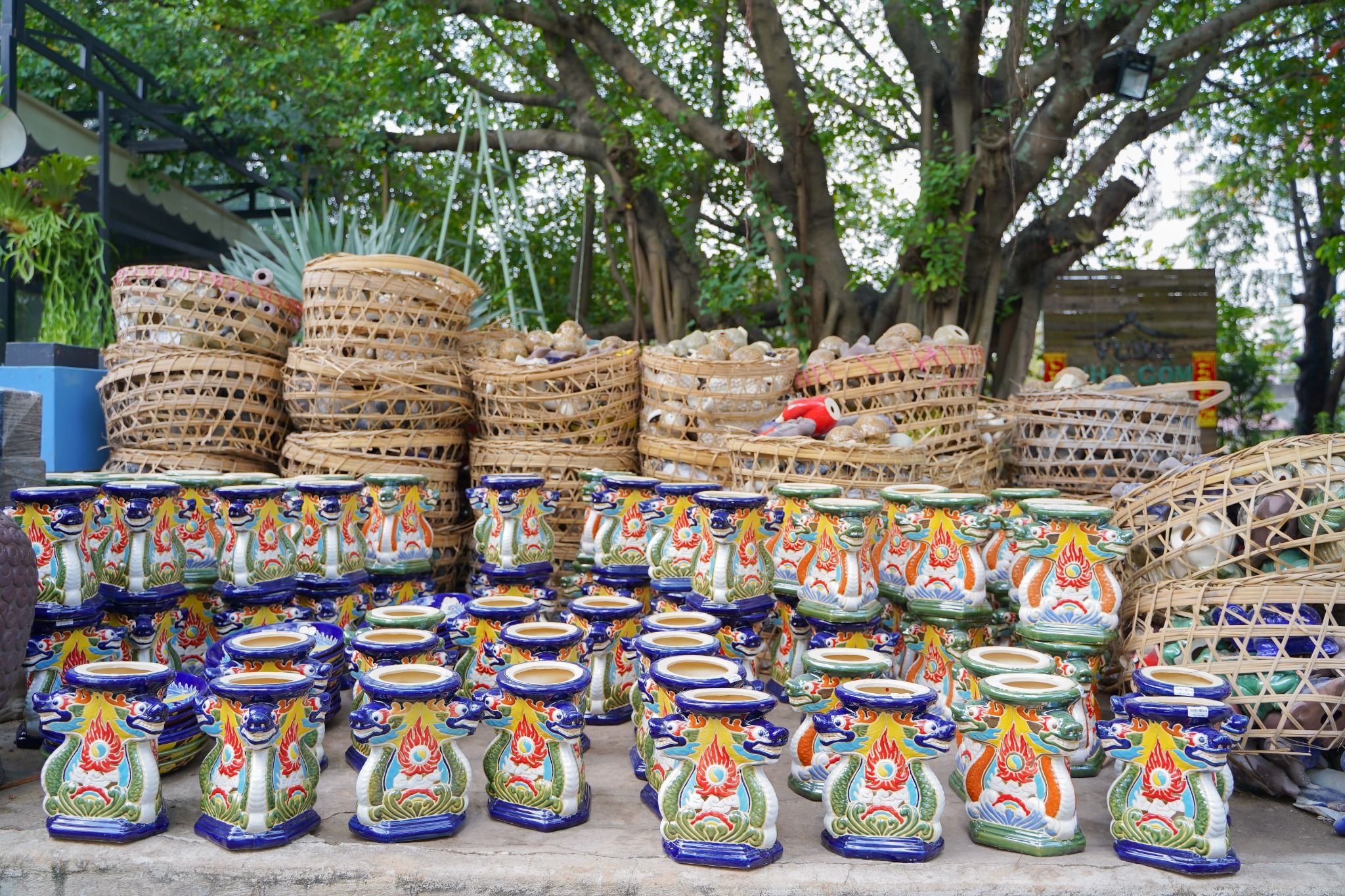 Chò rồng và dĩa để trái cây, xanh dương, gốm Nam Bộ, sản phẩm truyền thống Tết Ất Tỵ, H30cm