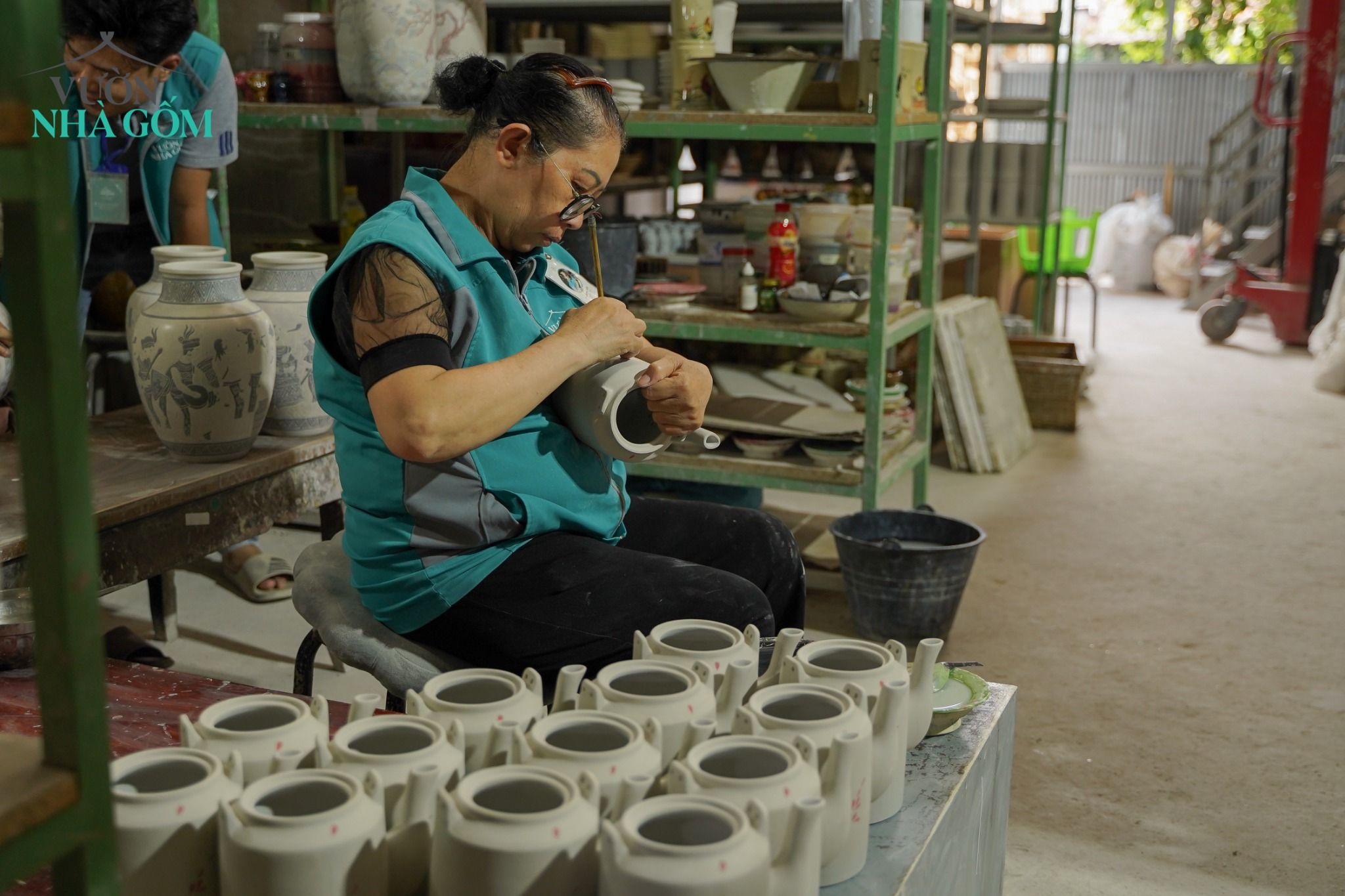 Bộ bình trà vẽ gà trống, họa tiết dân gian vẽ thủ công, gốm Thủ Biên thực hiện bởi Cô Yến
