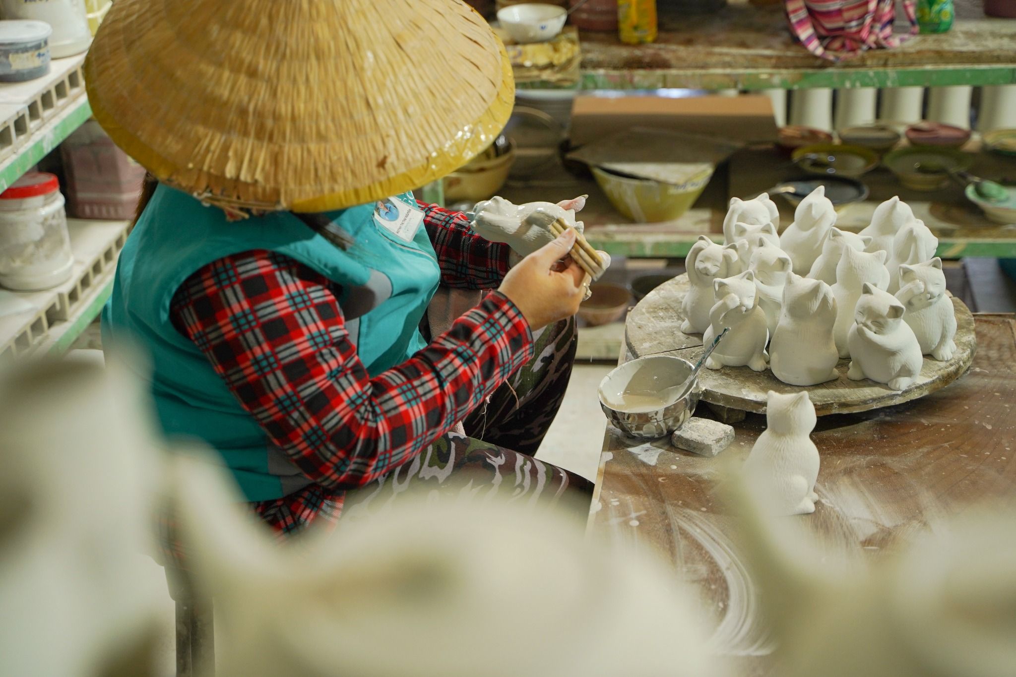 Bộ tượng Mèo Tam Không vui vẻ, men Đỏ tươi, Gốm Thủ Biên sản phẩm quà tặng Tết, trang trí không gian sống, C11cm x R7cm