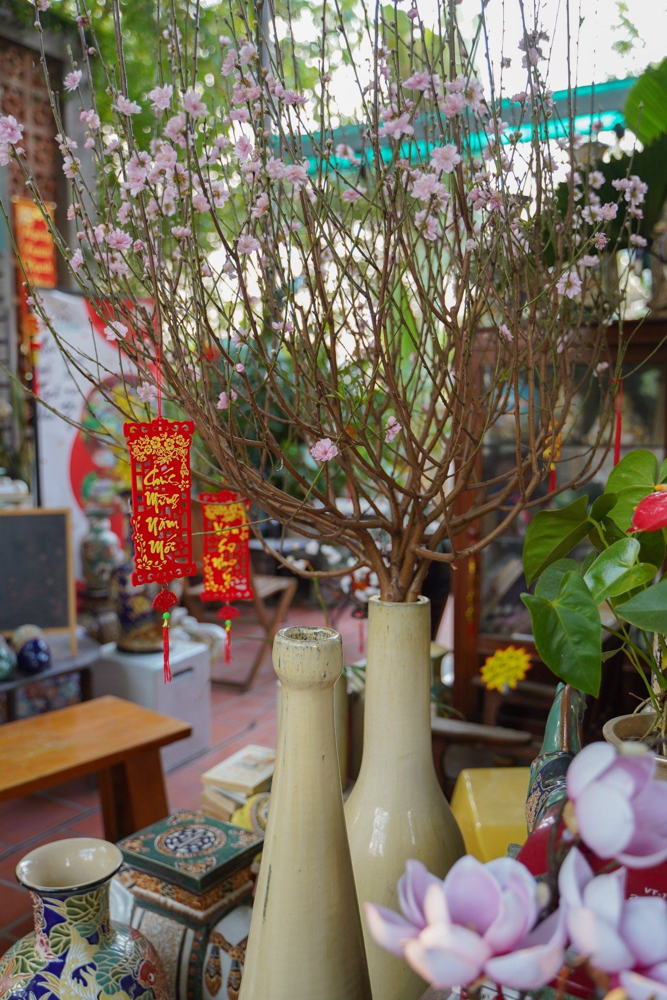Bình chai men trắng ngà, cắm tuyết mai, hoa đào, H110cm