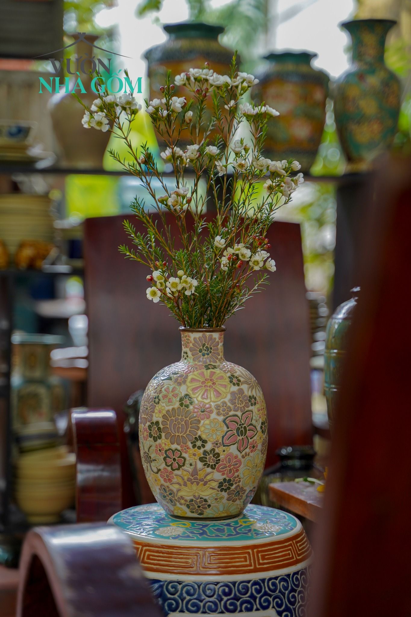  Bình bầu khắc thủ công hoạ tiết bách hoa, gốm Thủ Biên, H28cm 