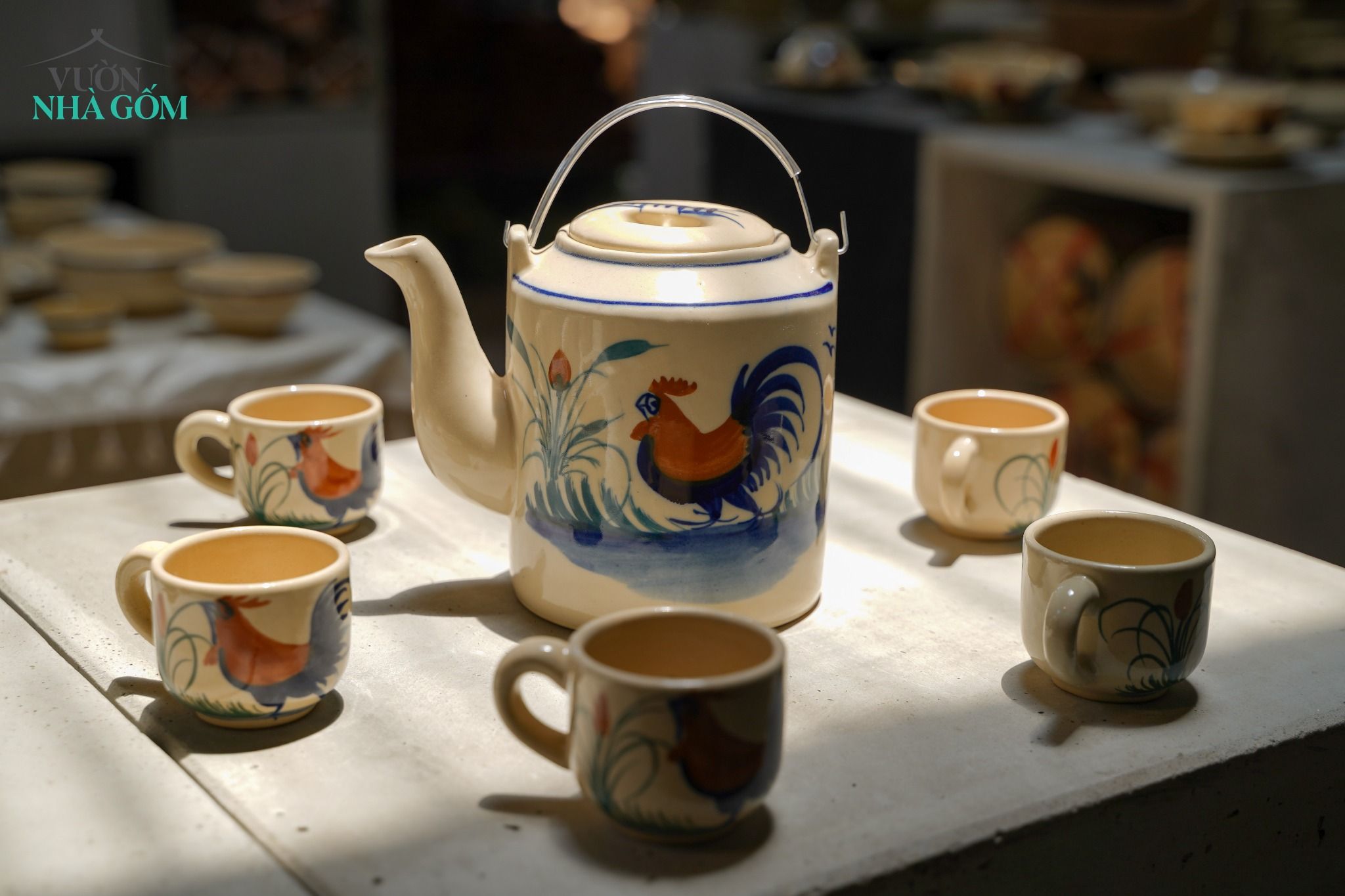 Bộ bình Gà trống dân dã, 5 tách và 1 bình trà, gốm Lái Thiêu Nam Bộ xưa