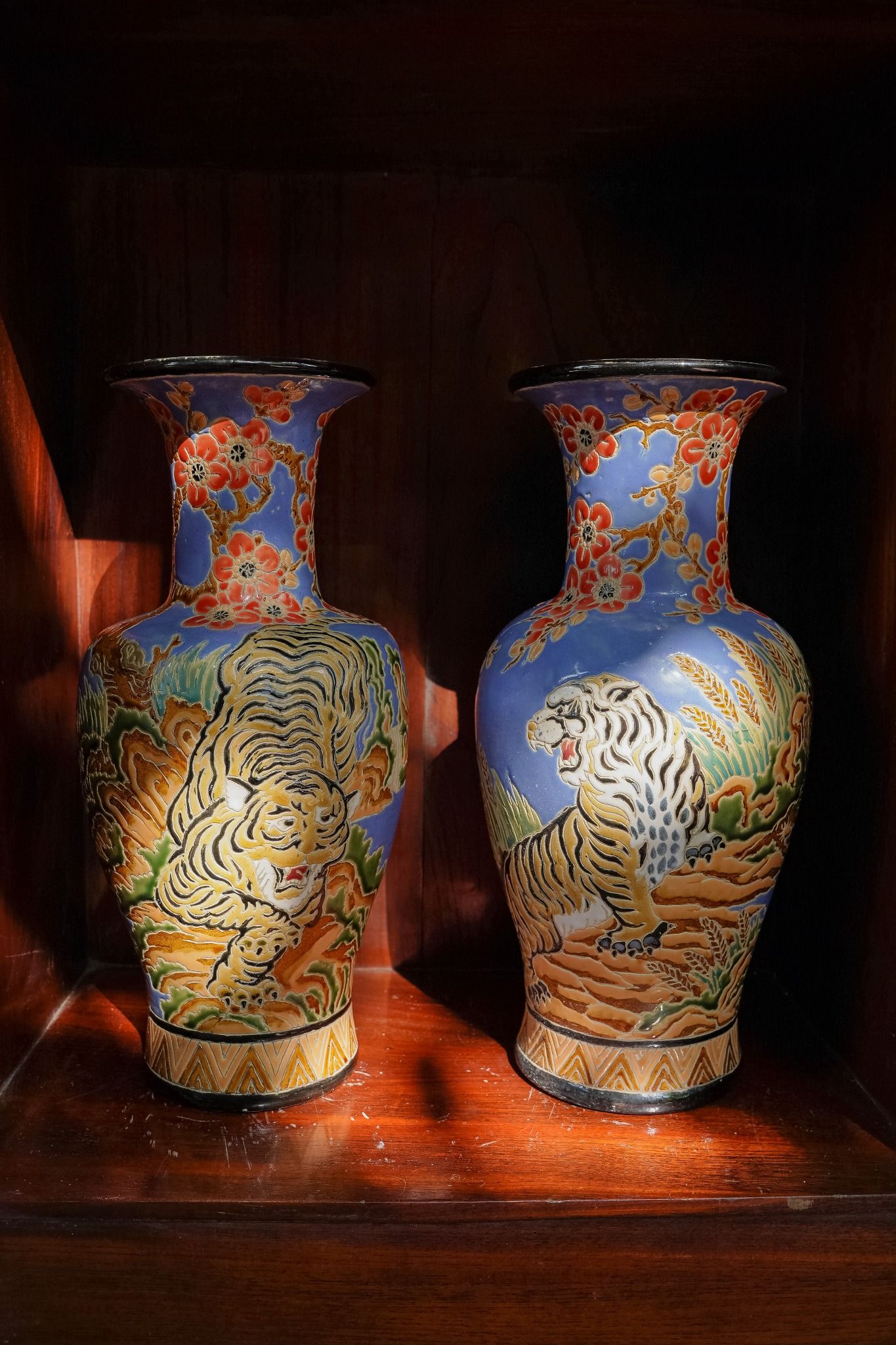 Song Hổ Tranh Hùng - Gốm Tết Quý Mão Độc Quyền, hổ vàng mai đỏ nền kem bơ, H43cm, gốm mỹ nghệ Nam Bộ