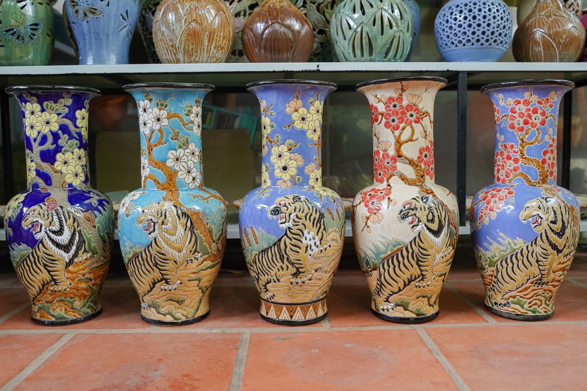 Bình Mãnh Hổ Thưởng Mai, họa tiết hoa mai vàng xanh cobalt, H43cm, gốm thủ công mỹ nghệ Nam Bộ