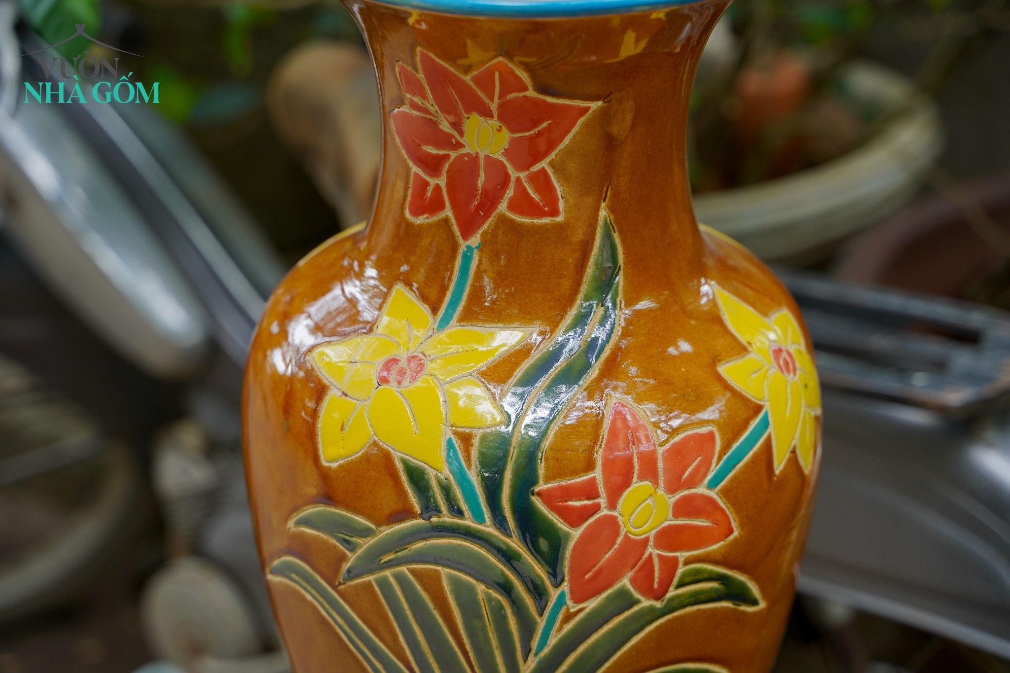  Bình khắc thủ công hoạ tiết hoa mai và hoa lan, 2 màu, gốm mỹ nghệ Nam Bộ, C53xR22 