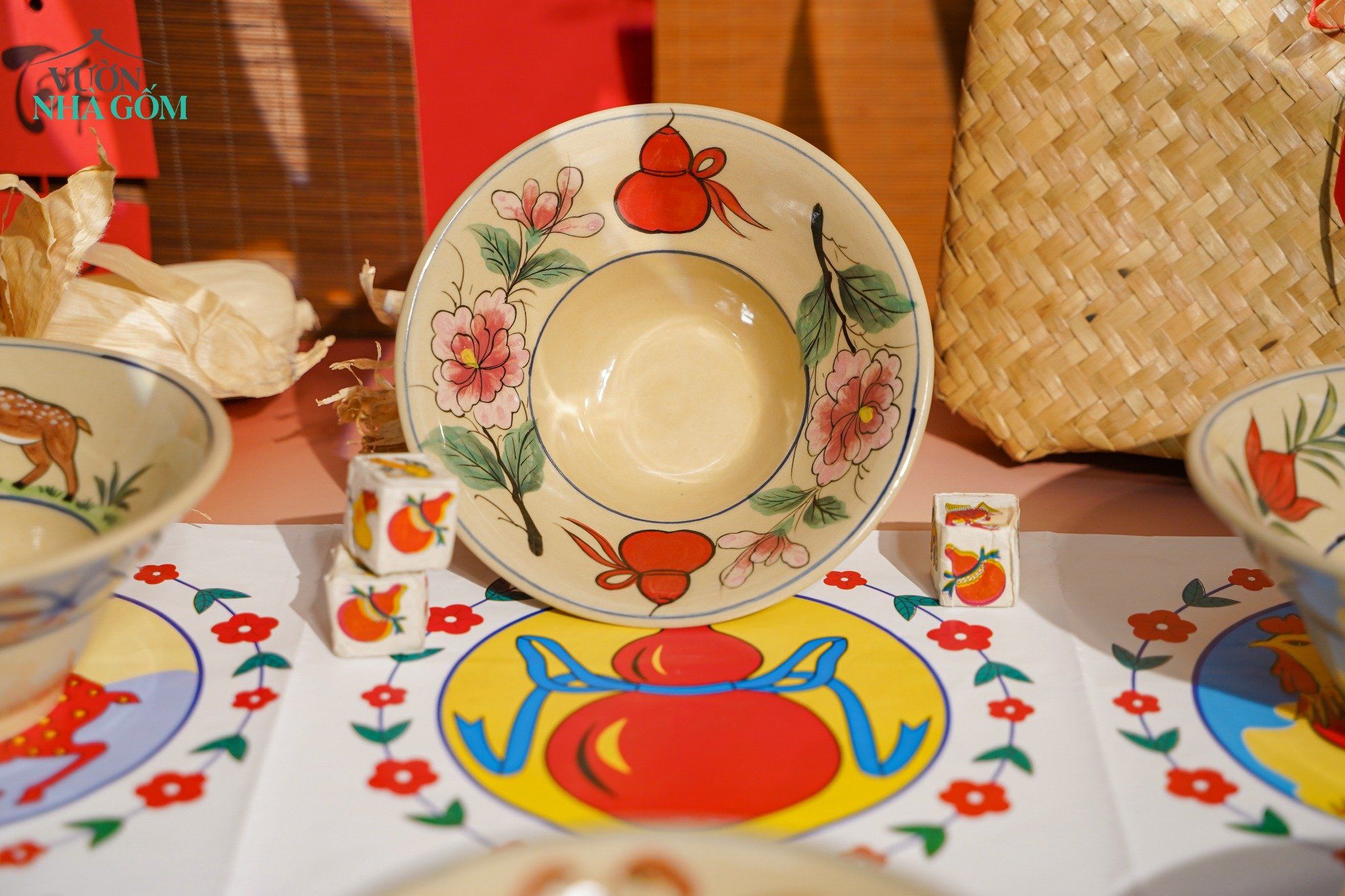 Sắc Xuân Ất Tỵ | Nghệ Nhân Trần Yến Và Bộ Sưu Tập Chén Chiết Yêu, Dĩa Hảo Cùng Dấu Ấn 40 Năm Trên Nét Vẽ