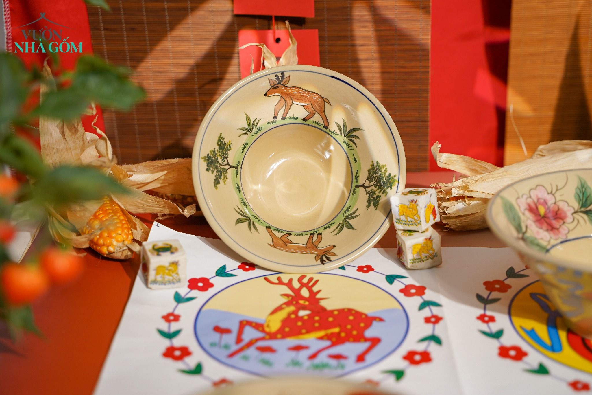 Sắc Xuân Ất Tỵ | Nghệ Nhân Trần Yến Và Bộ Sưu Tập Chén Chiết Yêu, Dĩa Hảo Cùng Dấu Ấn 40 Năm Trên Nét Vẽ