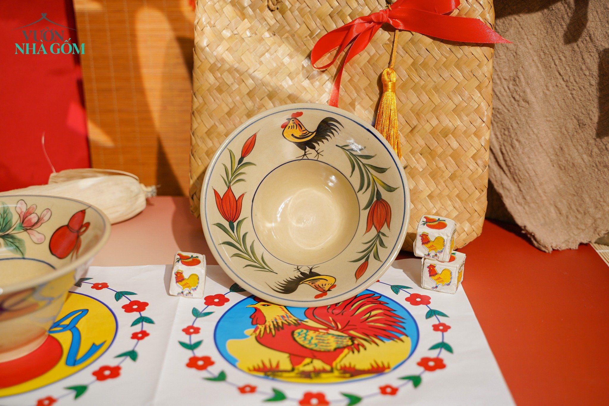 Sắc Xuân Ất Tỵ | Nghệ Nhân Trần Yến Và Bộ Sưu Tập Chén Chiết Yêu, Dĩa Hảo Cùng Dấu Ấn 40 Năm Trên Nét Vẽ