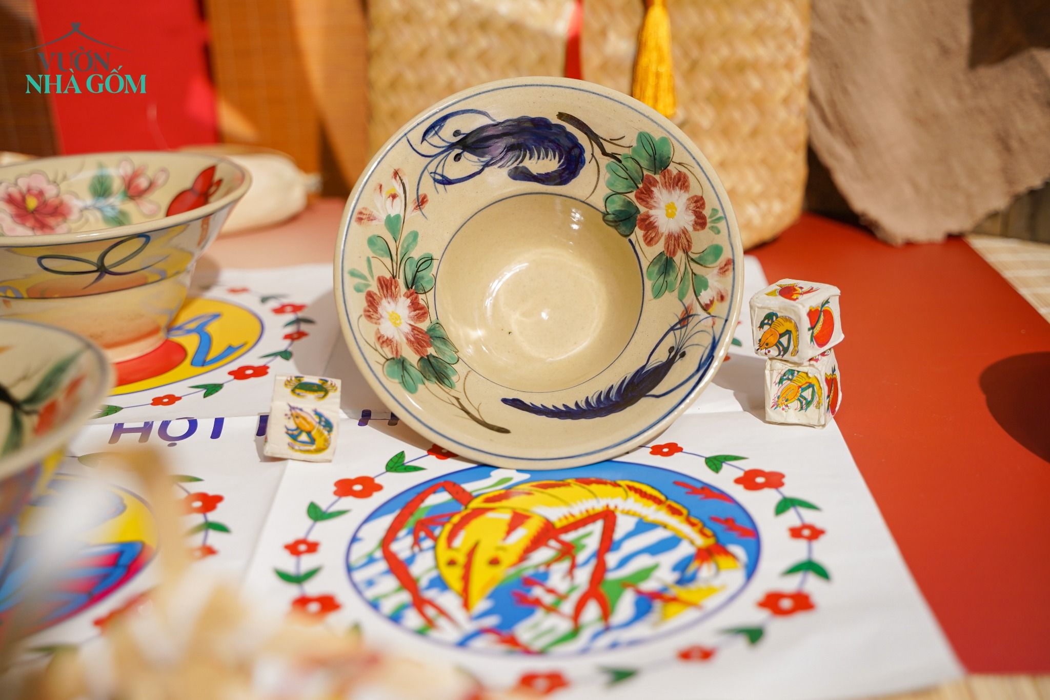 Sắc Xuân Ất Tỵ | Nghệ Nhân Trần Yến Và Bộ Sưu Tập Chén Chiết Yêu, Dĩa Hảo Cùng Dấu Ấn 40 Năm Trên Nét Vẽ
