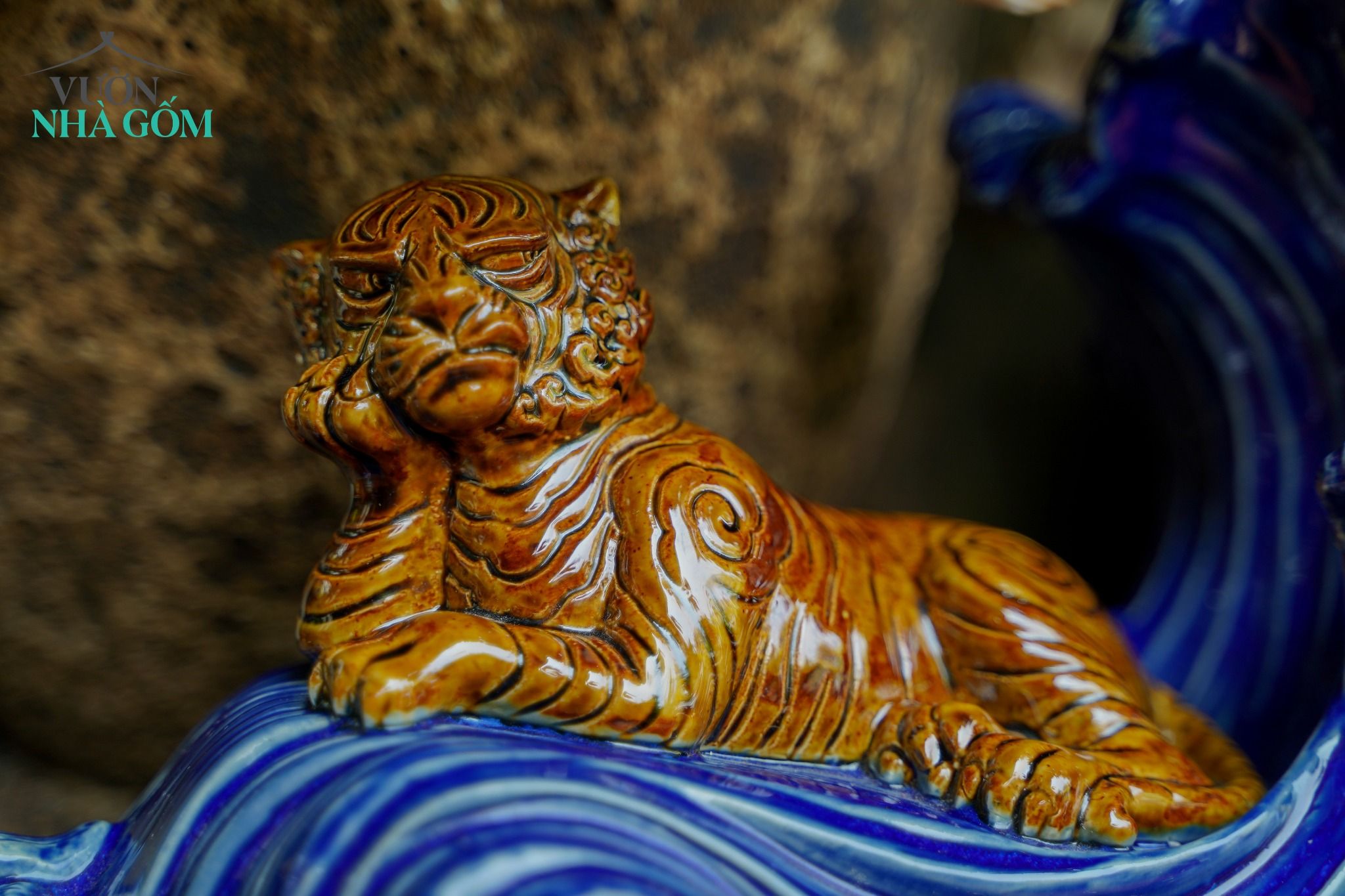 Tượng Mãnh Hổ Ngự Sóng, xưởng gốm Thủ Biên tạo hình và sáng tác, R25cm x C20cm