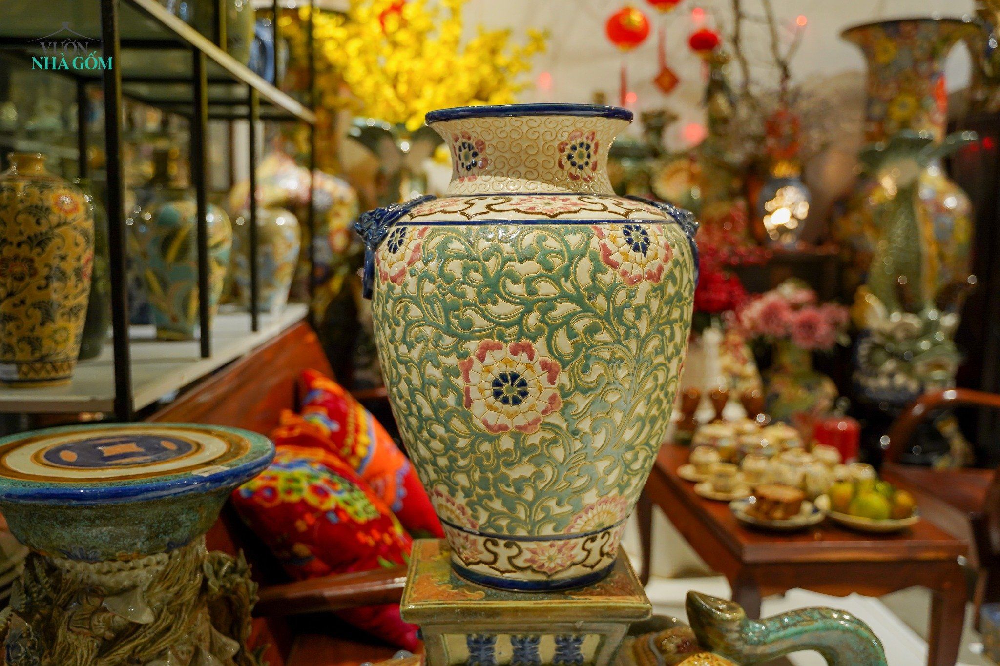 Ché khắc thủ công họa tiết dây lá, dây xanh đồng trổ hoa, nền trắng, gốm mỹ nghệ Nam bộ, C50cm