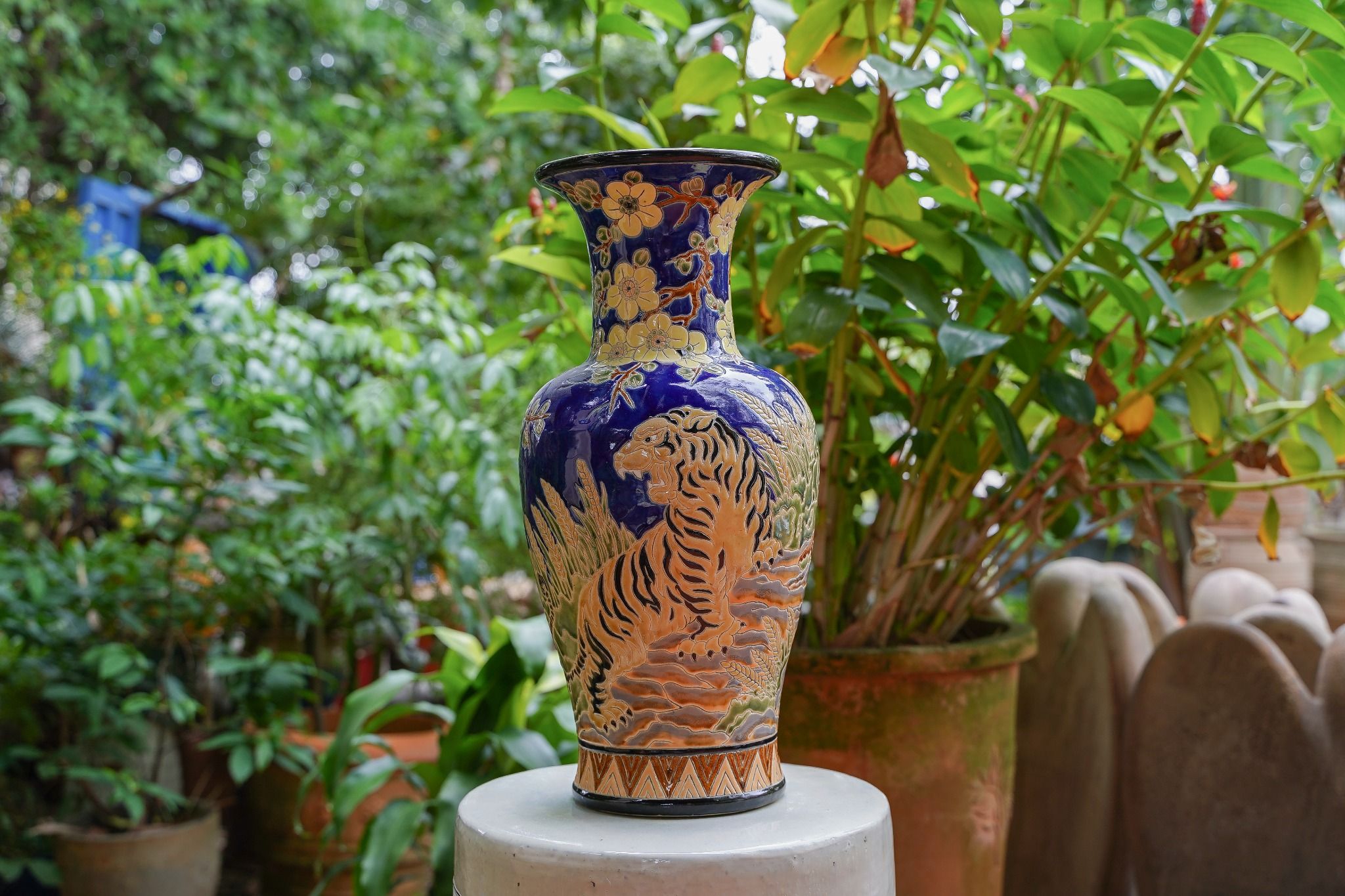 Bình Mãnh Hổ Thưởng Mai, họa tiết hoa mai vàng xanh cobalt, H43cm, gốm thủ công mỹ nghệ Nam Bộ
