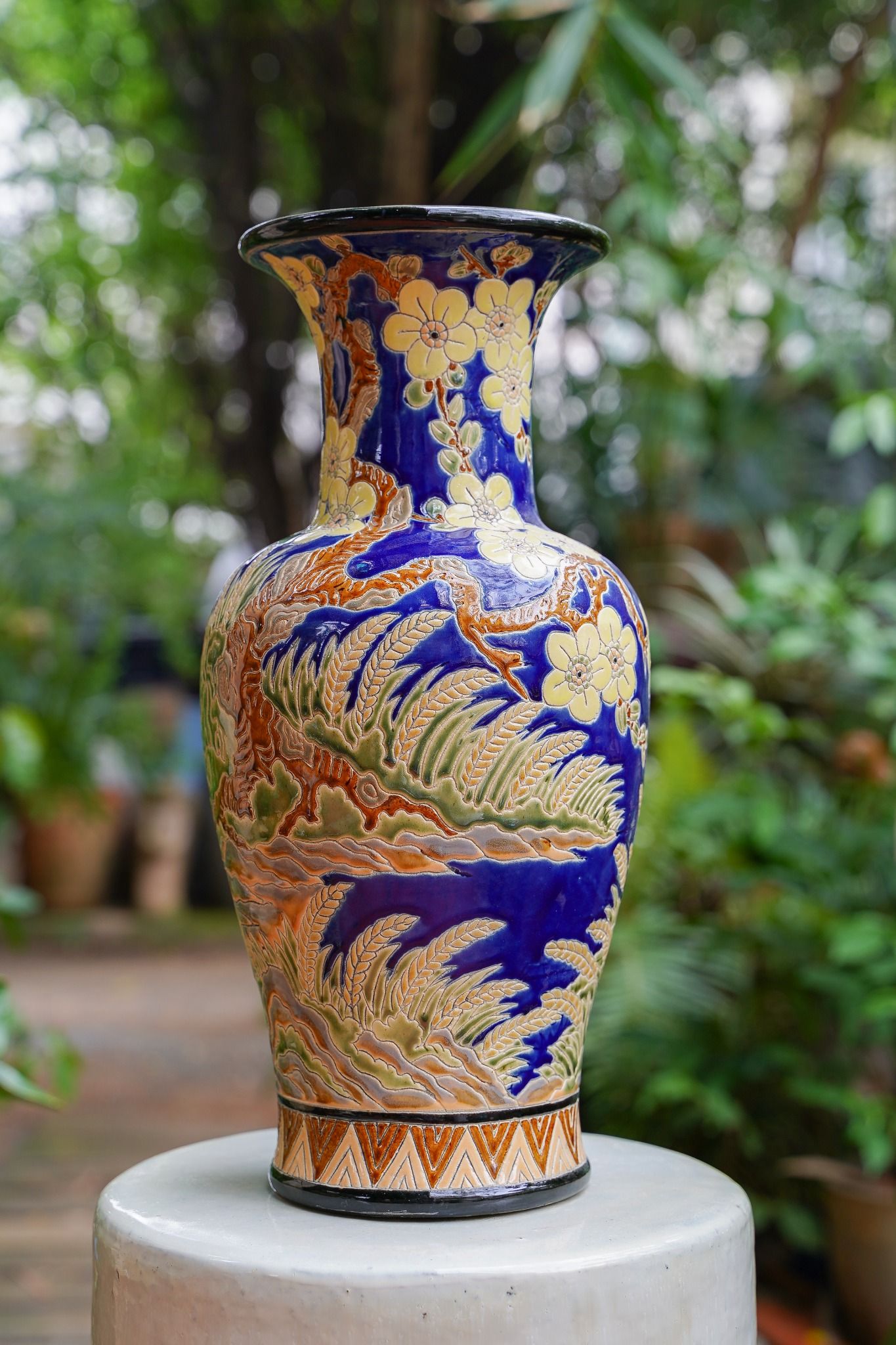 Bình Mãnh Hổ Thưởng Mai, họa tiết hoa mai vàng xanh cobalt, H43cm, gốm thủ công mỹ nghệ Nam Bộ