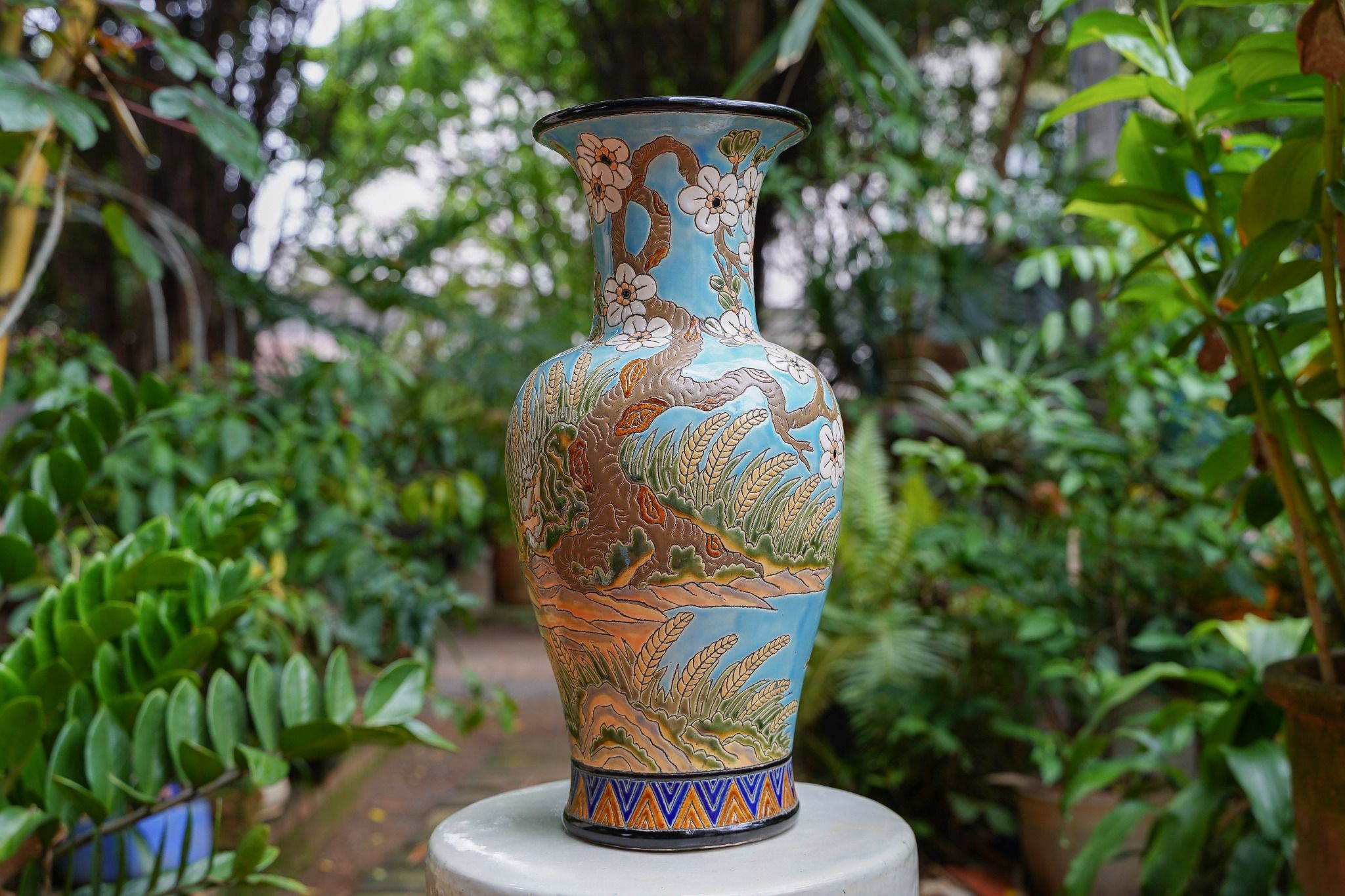 Bình Mãnh Hổ Thưởng Mai, họa tiết hoa mai trắng xanh dương, H43cm, gốm thủ công mỹ nghệ Nam Bộ