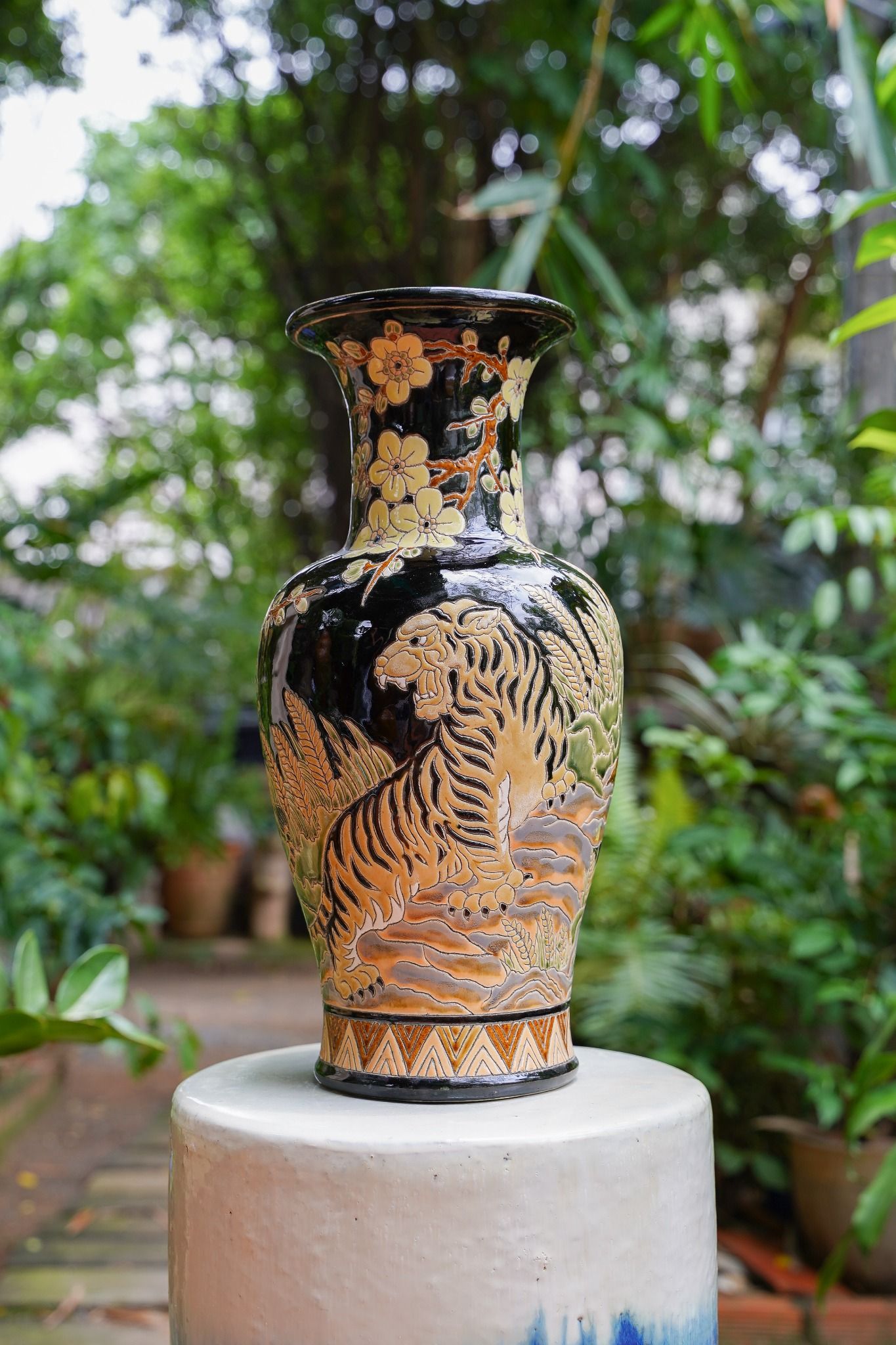 Bình Mãnh Hổ Thưởng Mai, họa tiết hoa mai vàng nền đen, H43cm, gốm mỹ nghệ Nam Bộ- SP001936