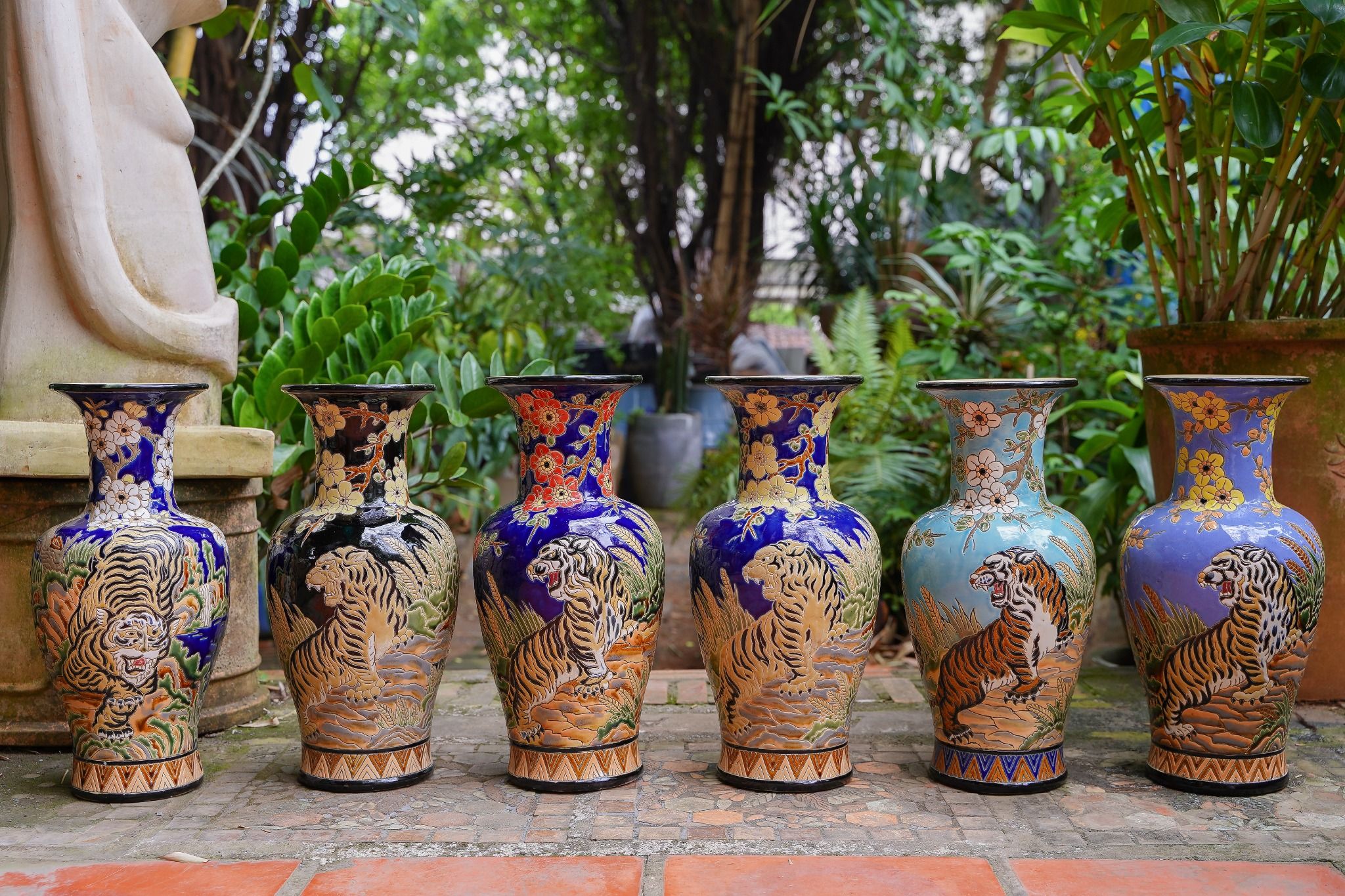 Bình Mãnh Hổ Thưởng Mai, họa tiết hoa mai vàng xanh cobalt, H43cm, gốm thủ công mỹ nghệ Nam Bộ