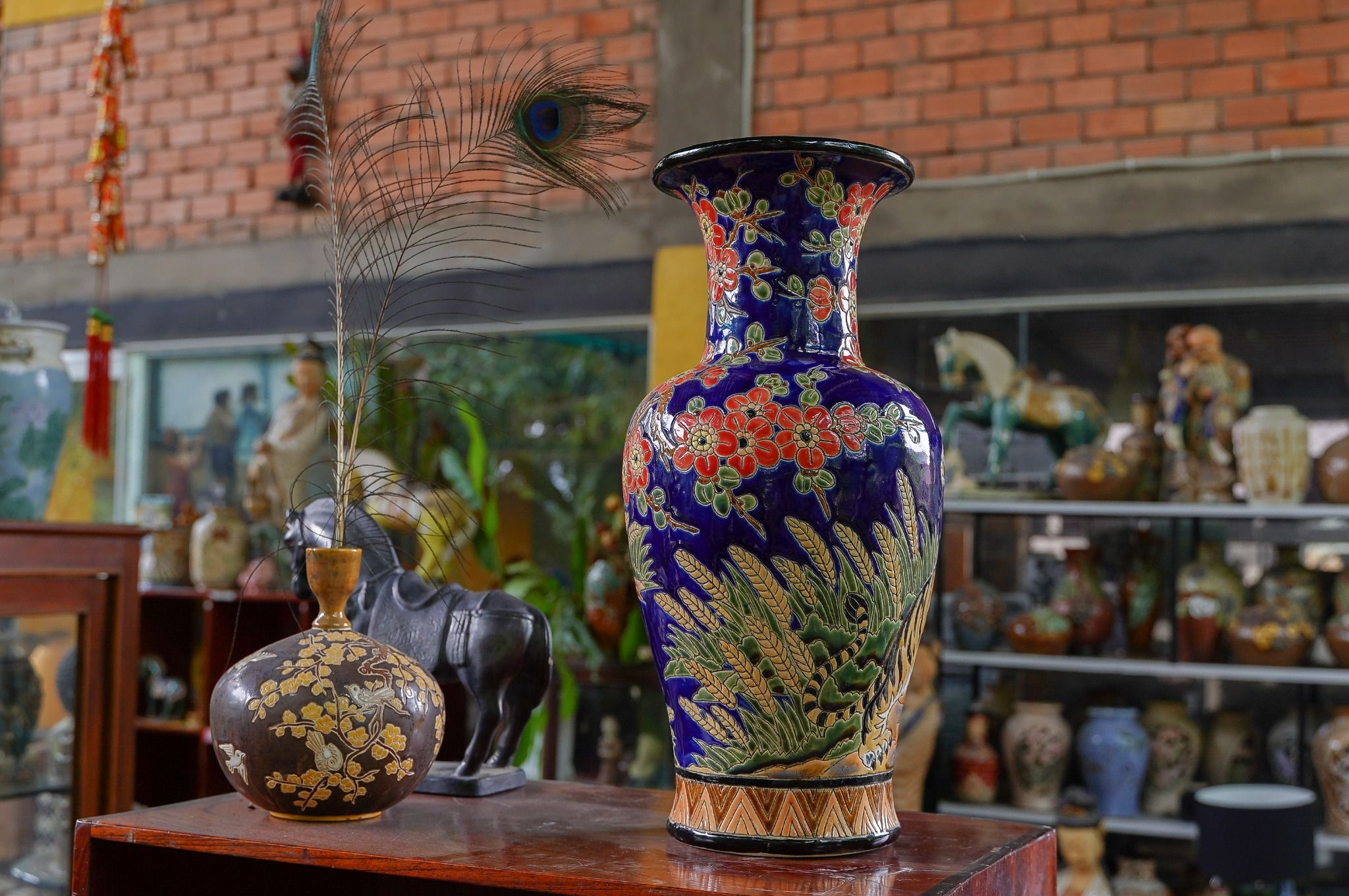 Bình Mãnh Hổ Thưởng Mai, họa tiết hoa mai đỏ cobalt, H43cm, gốm mỹ nghệ Nam Bộ- SP001936