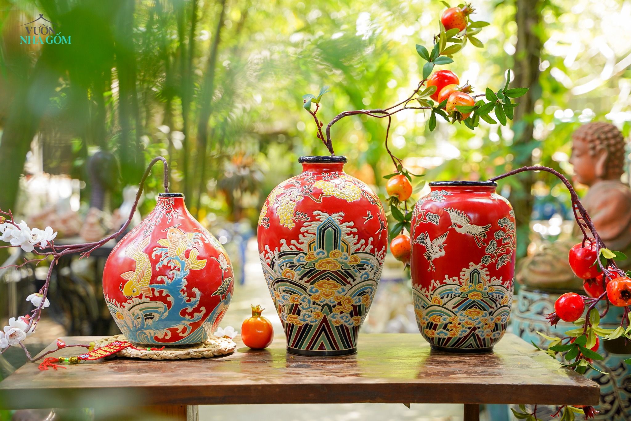 Bình cổ phục Việt tranh khắc Tùng Hạc, Gốm Thủ Biên, (C26 x R16 x M10) cm