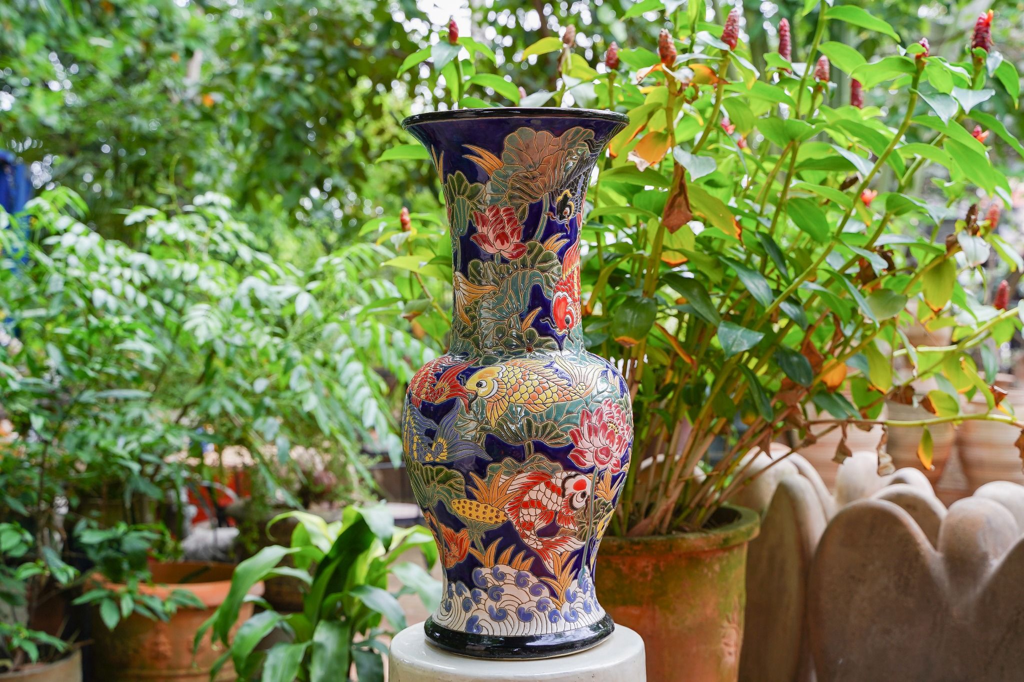 Bình gốm mỹ nghệ, chạm khắc hoa sen và cá, miệng loe, gốm thủ công Nam Bộ, C60 cm