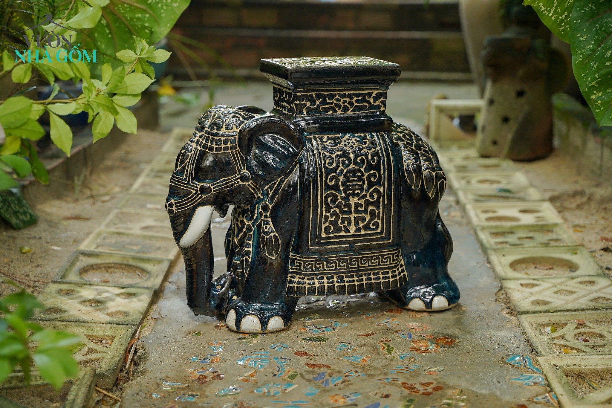 Đôn voi Nam bộ vòi xuống, hoa văn dây lá, men xanh dương, C43 x R50cm