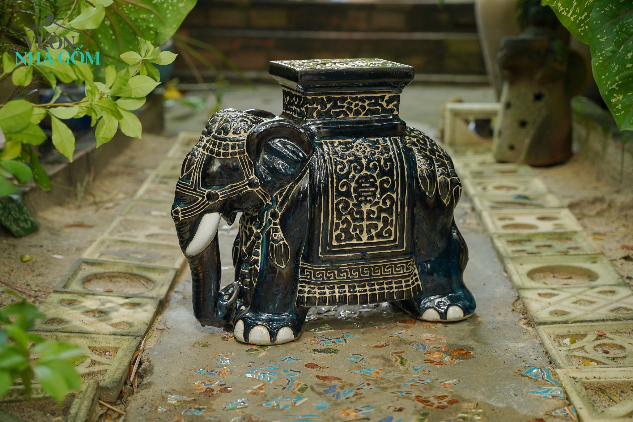 Đôn voi Nam bộ vòi xuống hoa văn dây lá, men nâu cổ điển, C43 x R50cm