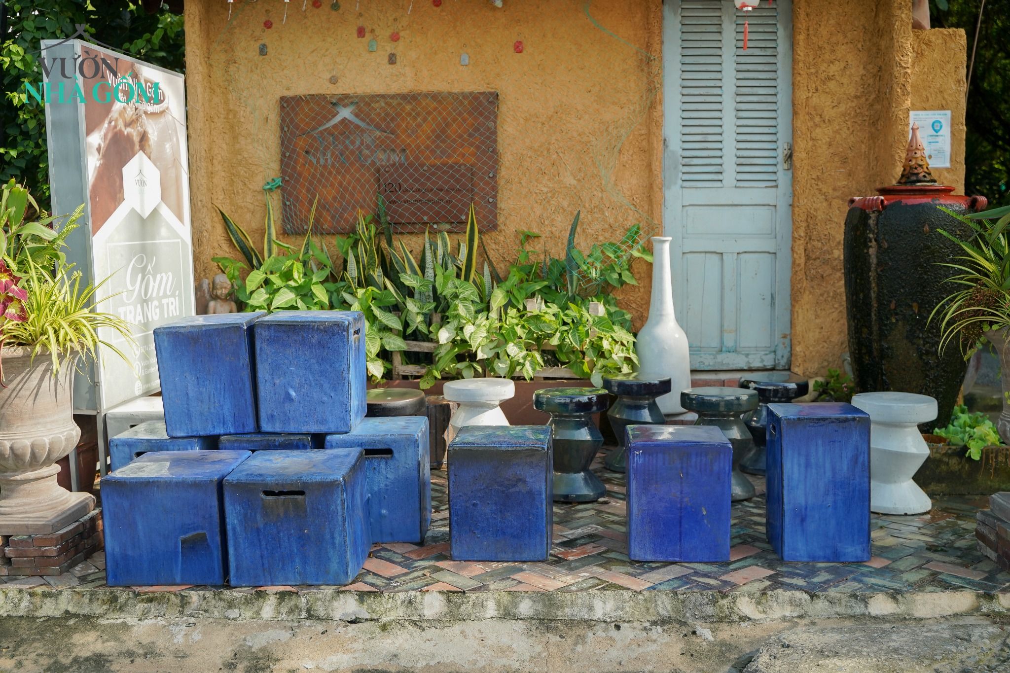Đôn vuông đen, trắng, cobalt, gốm Nam Bộ, lò củi mộc mạc, R37xC40 cm