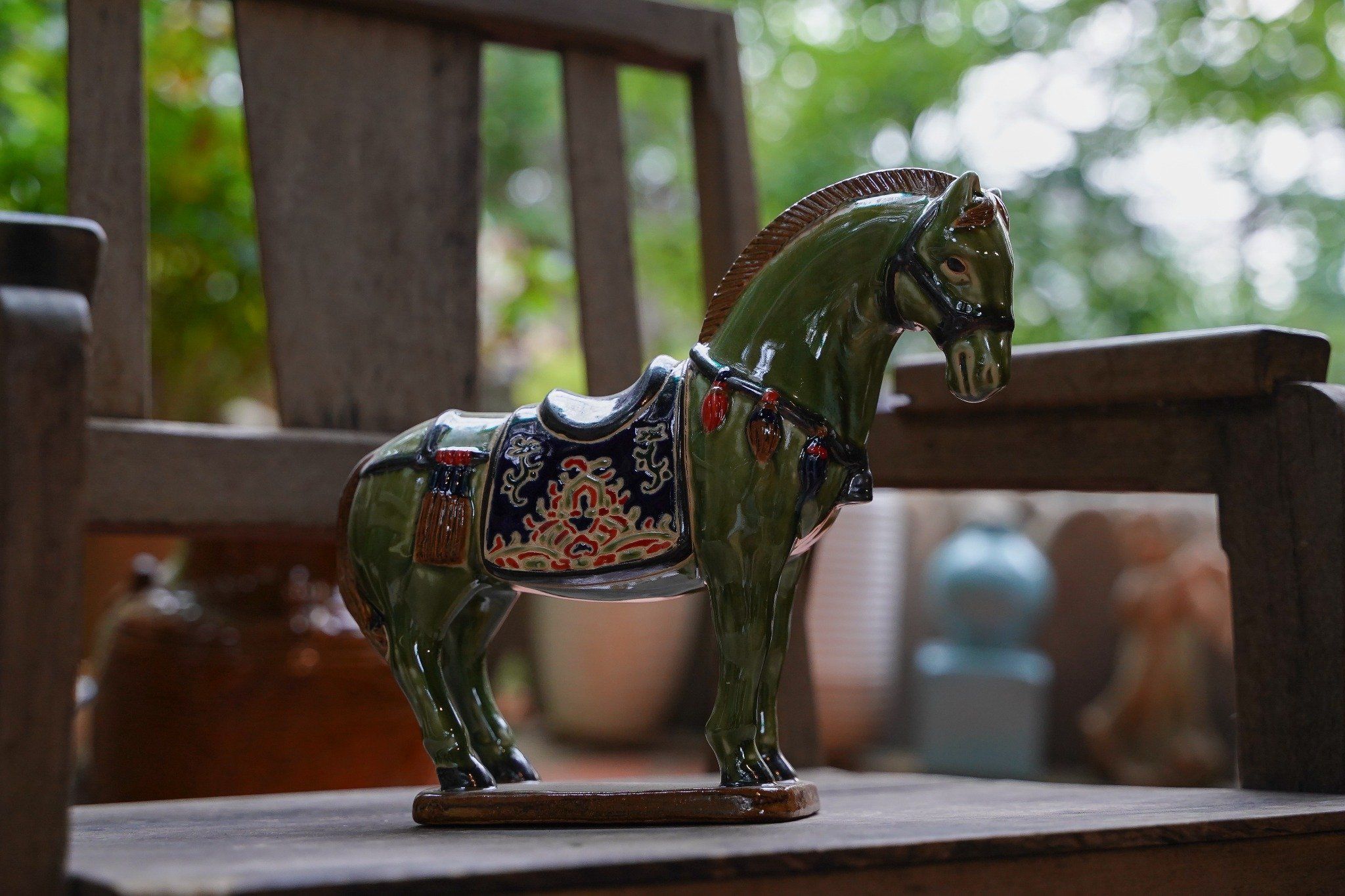 Ngựa gốm xanh lá loang đen, khắc thủ công hoa văn Cổ phục Việt, gốm Thủ Biên, C17 x R25cm