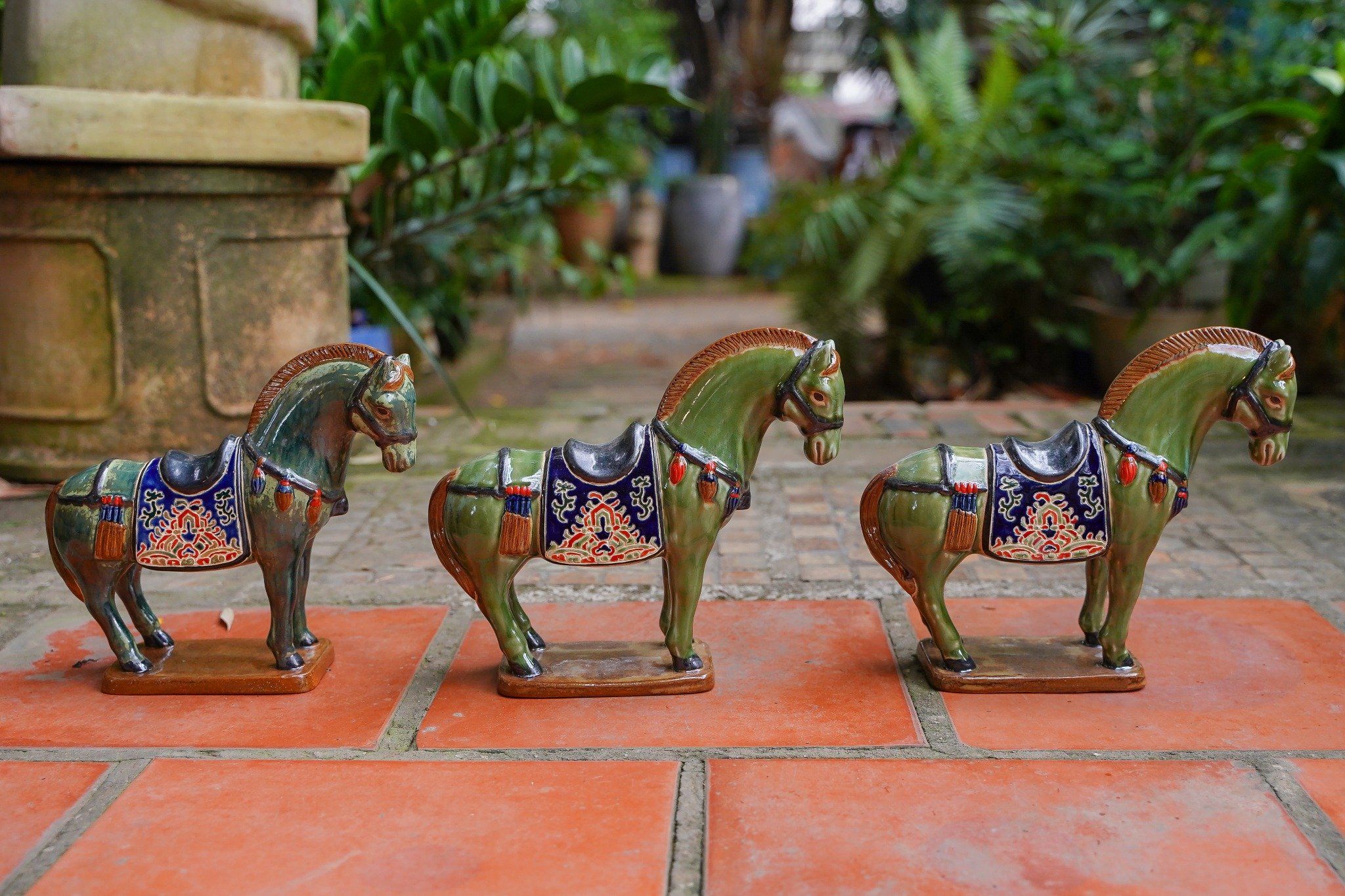 Ngựa gốm xanh lá loang đen, khắc thủ công hoa văn Cổ phục Việt, gốm Thủ Biên, C17 x R25cm