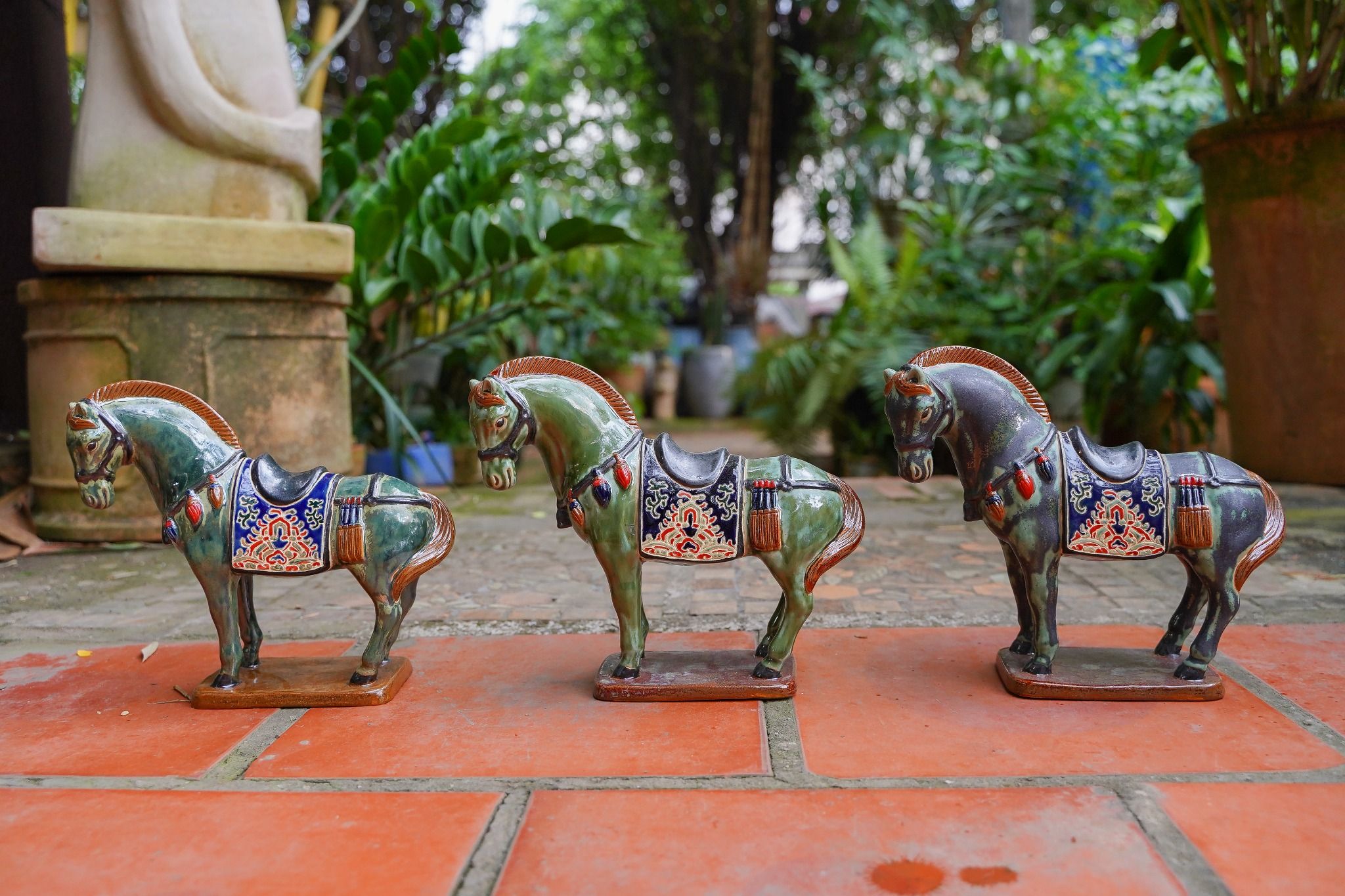 Ngựa gốm xanh lá loang đen, khắc thủ công hoa văn Cổ phục Việt, gốm Thủ Biên, C17 x R25cm