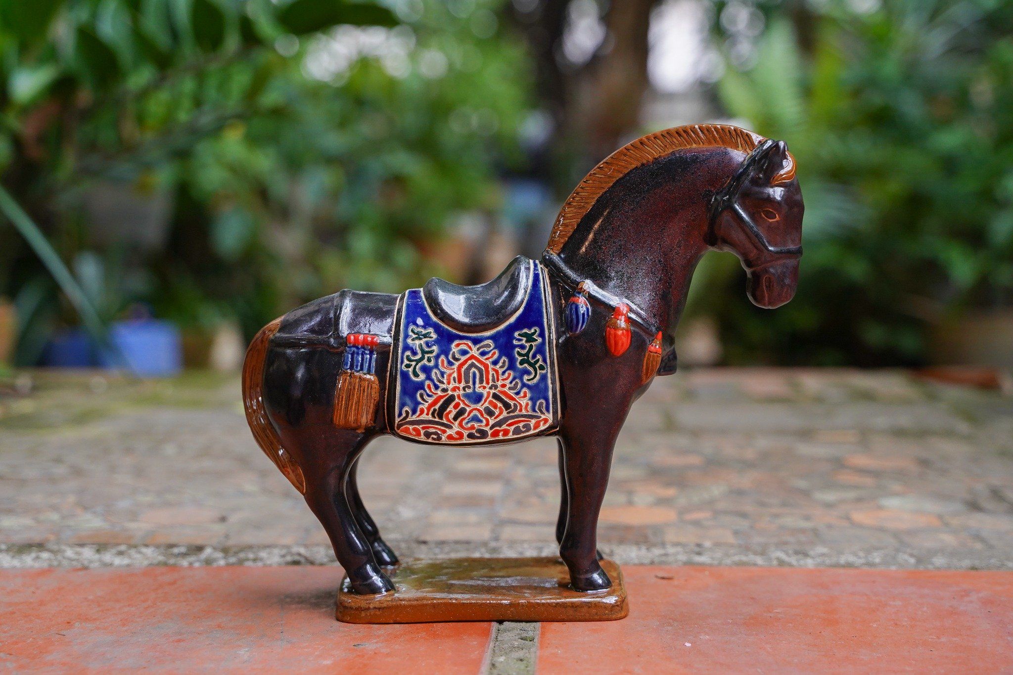 Ngựa gốm men đen matt, khắc thủ công hoa văn Cổ phục Việt, gốm Thủ Biên C17 x R25cm