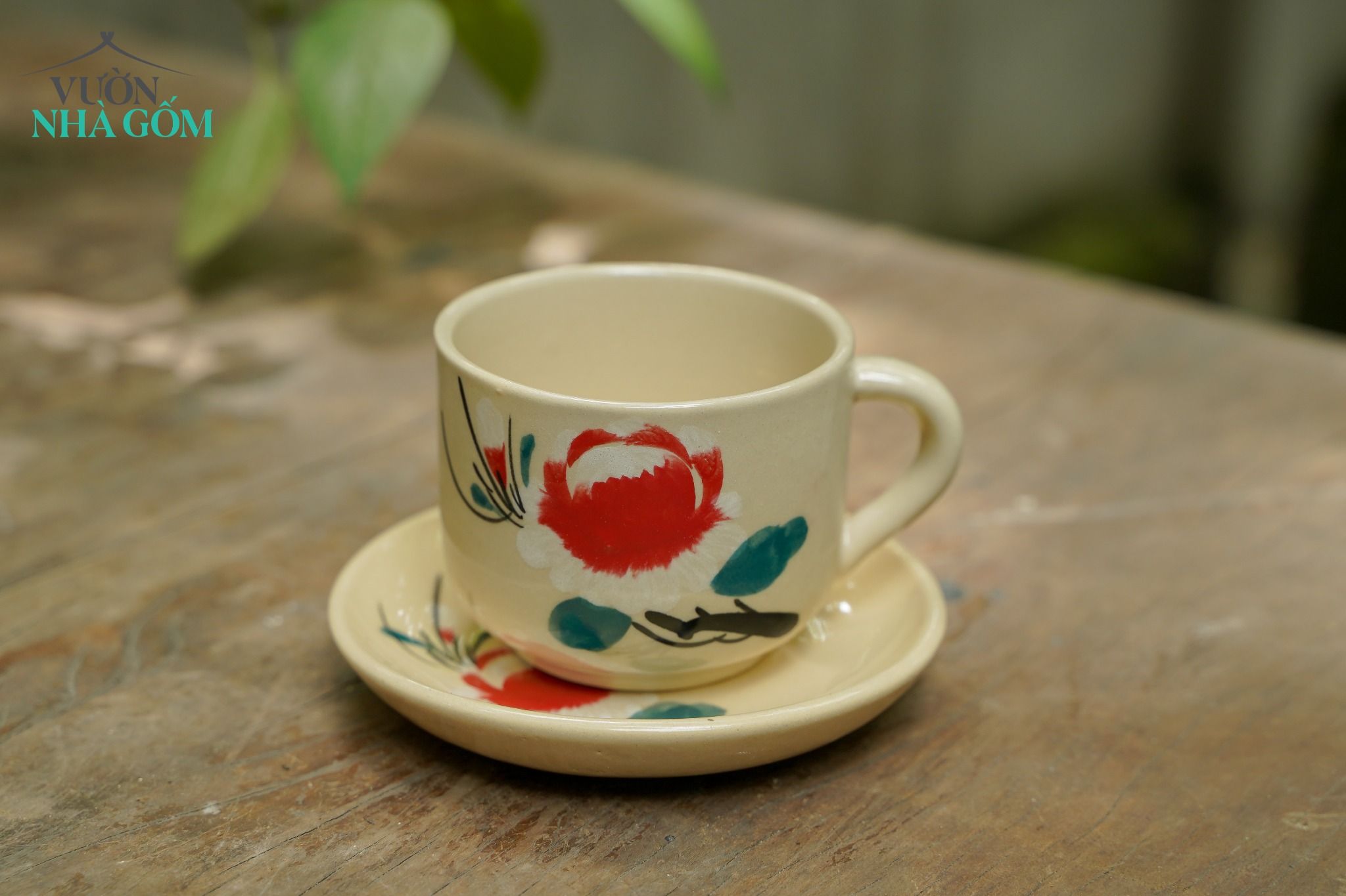 Ly vẽ tay hoạ tiết bông đỏ có quai, gốm Nam Bộ, C6xR8 cm- SP001019