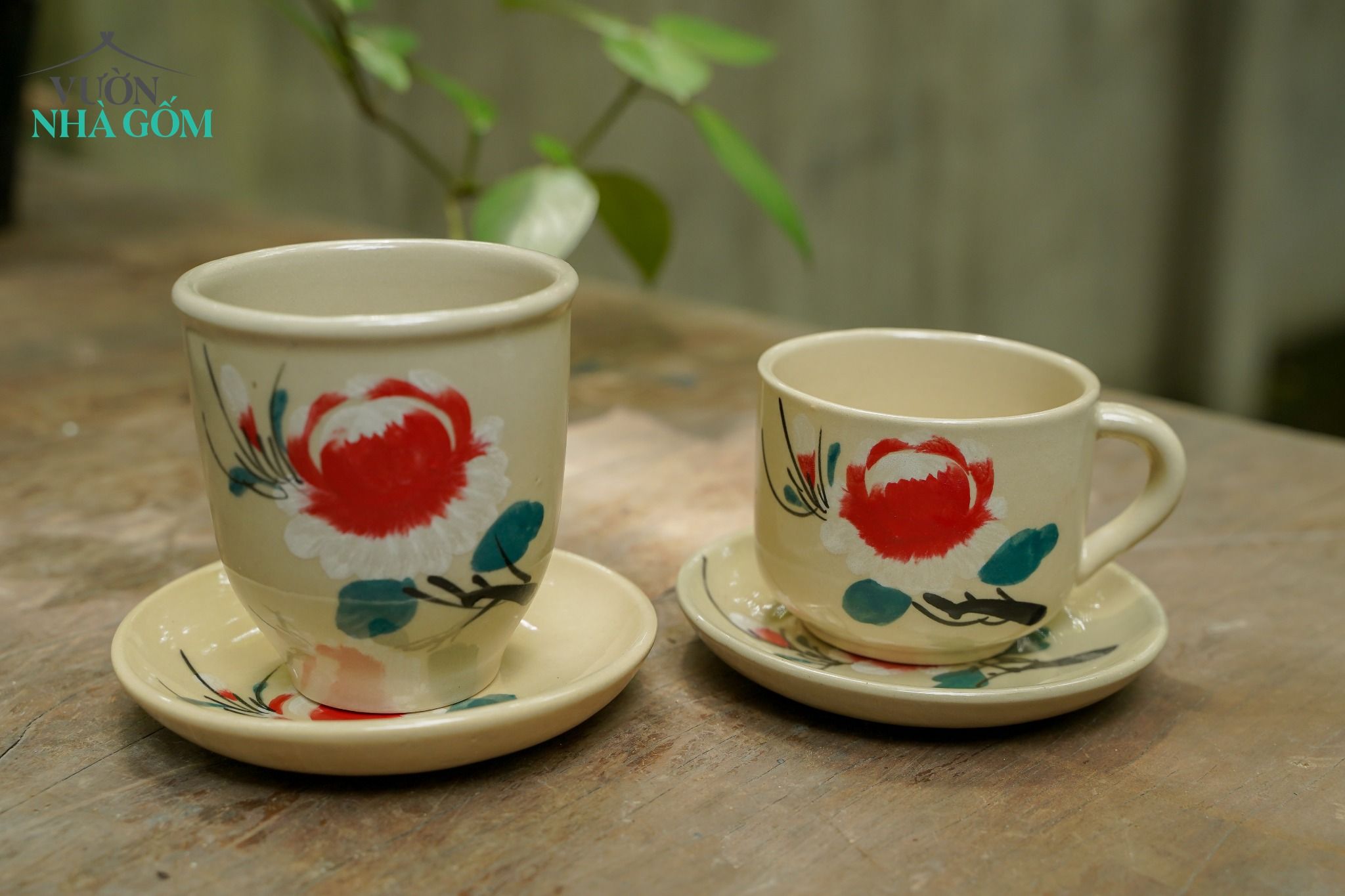 Ly vẽ tay hoạ tiết bông đỏ có quai, gốm Nam Bộ, C6xR8 cm- SP001019
