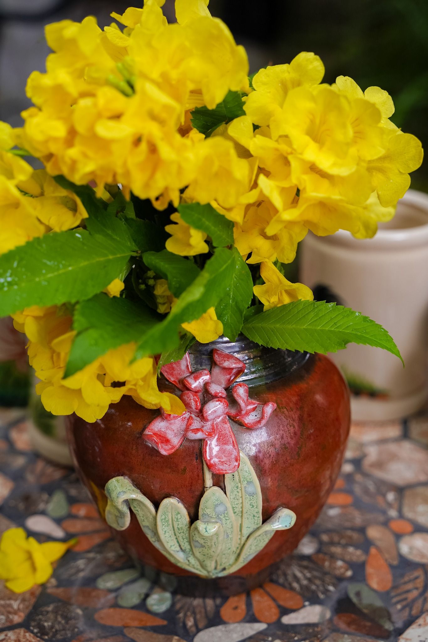 Bình ù vuốt tay hoa đắp nổi, gốm Thủ Biên, R8 x C15cm