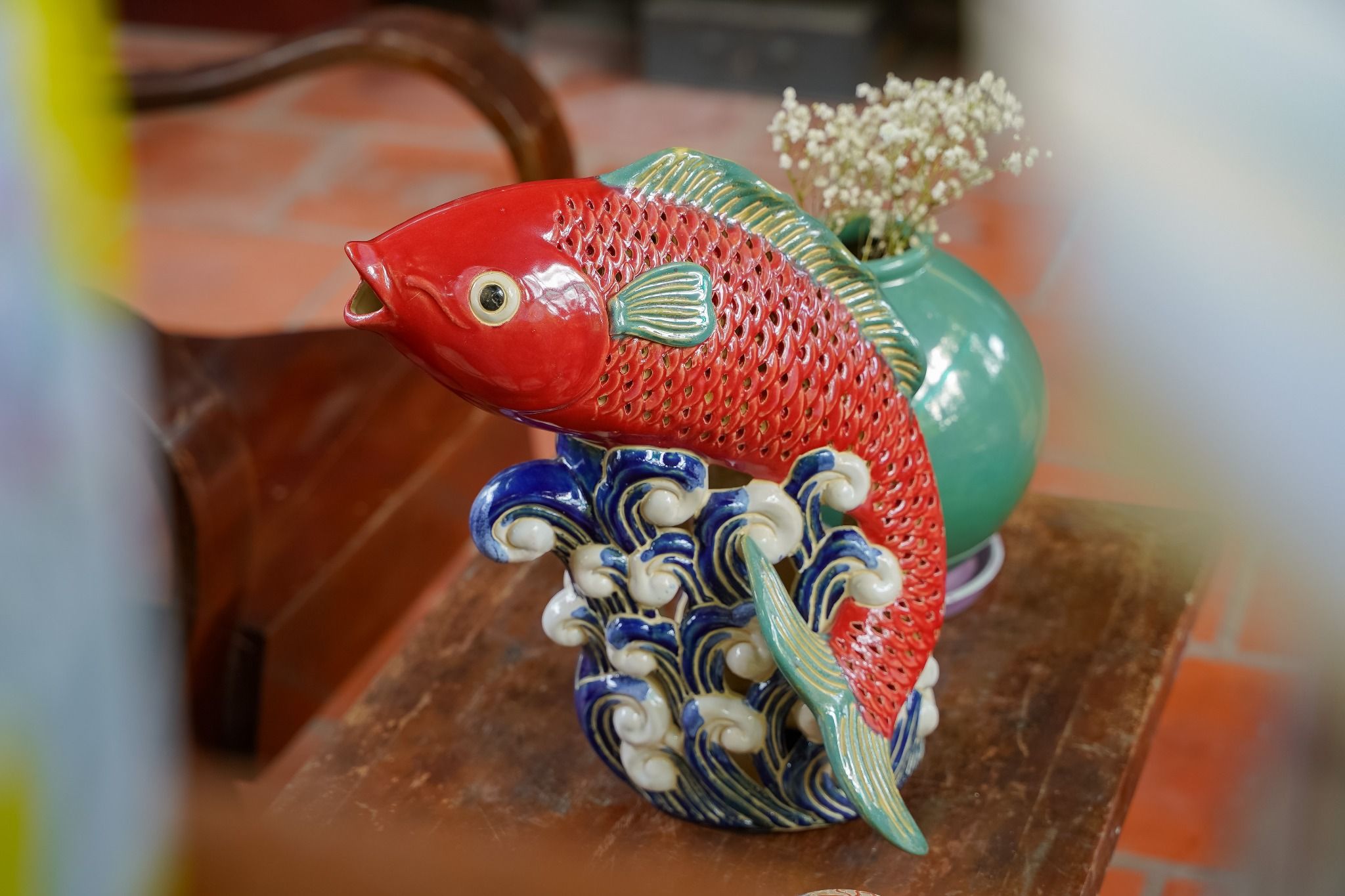 Cá chép đỏ lọng đèn, trang trí lọng đèn, chạm lọng thủ công, gốm Nam Bộ, D30 x C35cm