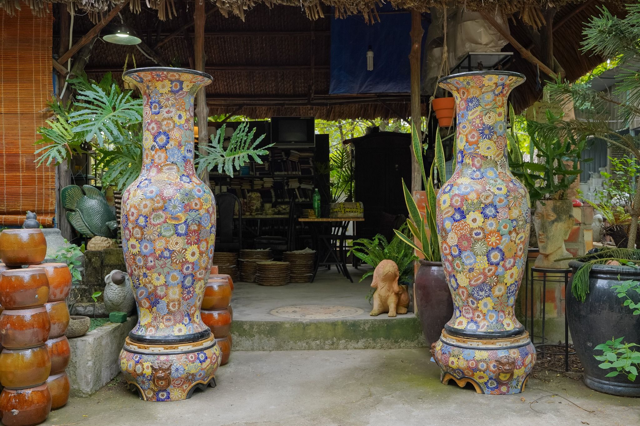 Sưu Tầm/Quà Tặng - Chóe khắc Bách Hoa cực đại gốm chân đế, gốm mỹ nghệ Nam Bộ, H140cm